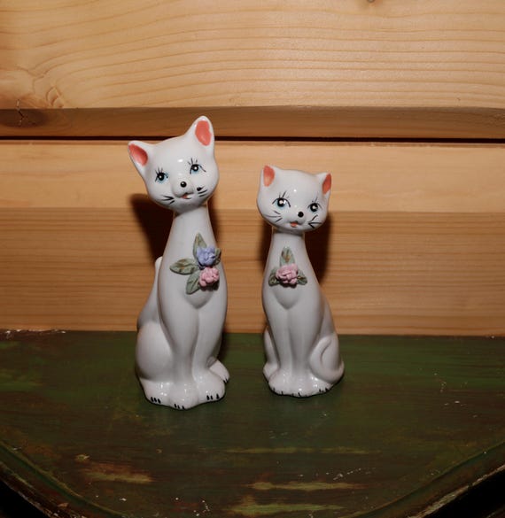 ヴィンテージ 猫の置物 2 体セット - 陶器の猫の像 - 白とピンクの花の