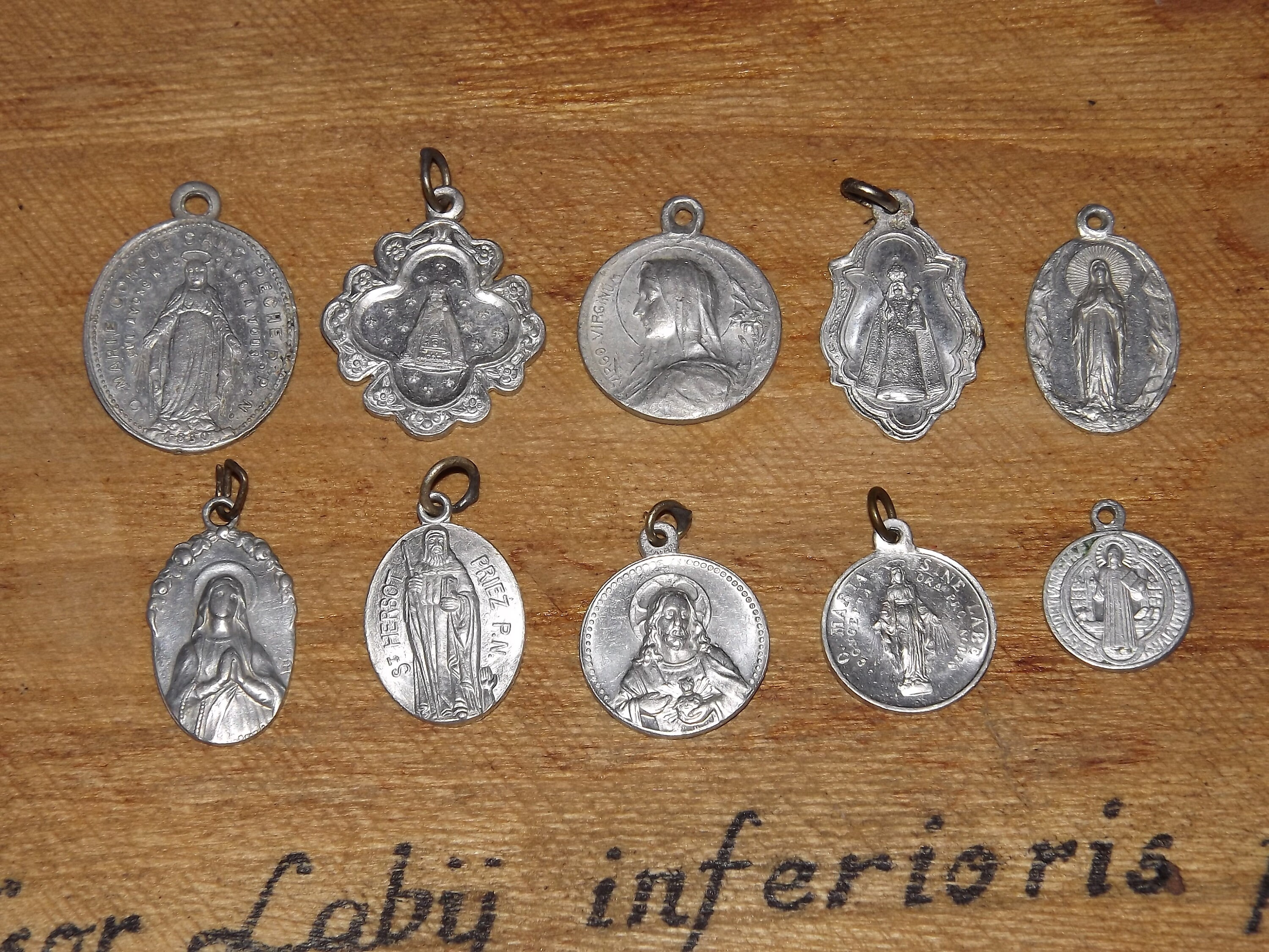 Ensemble de 10 Médailles Chrétiennes en Aluminium Français - Nd Beauraing St Herbot Pie X Lourdes Wa