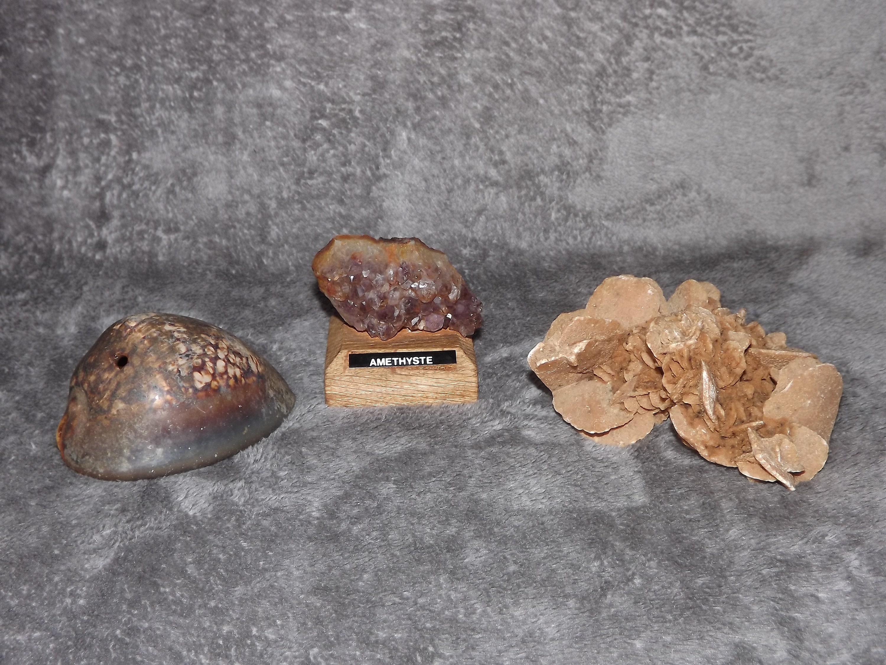 Bel Ensemble de 3 Armoires Curiosités Décorations Améthyste Rose Du Désert sur Coquille Support en B