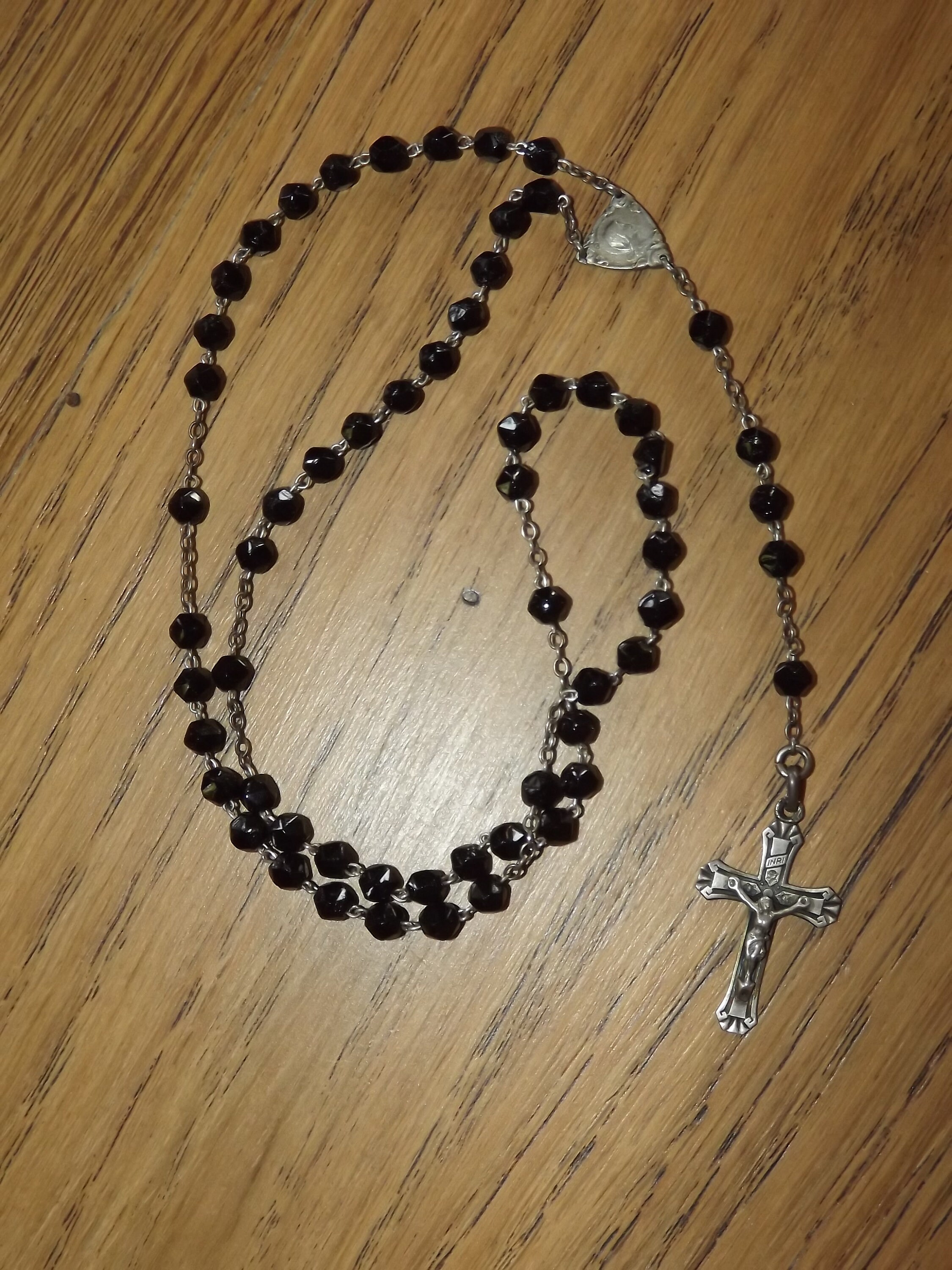 Rosaire Français Vintage de Lourdes - Art Déco Silver Plate Cross Argent Jésus et Perles Verre Noir