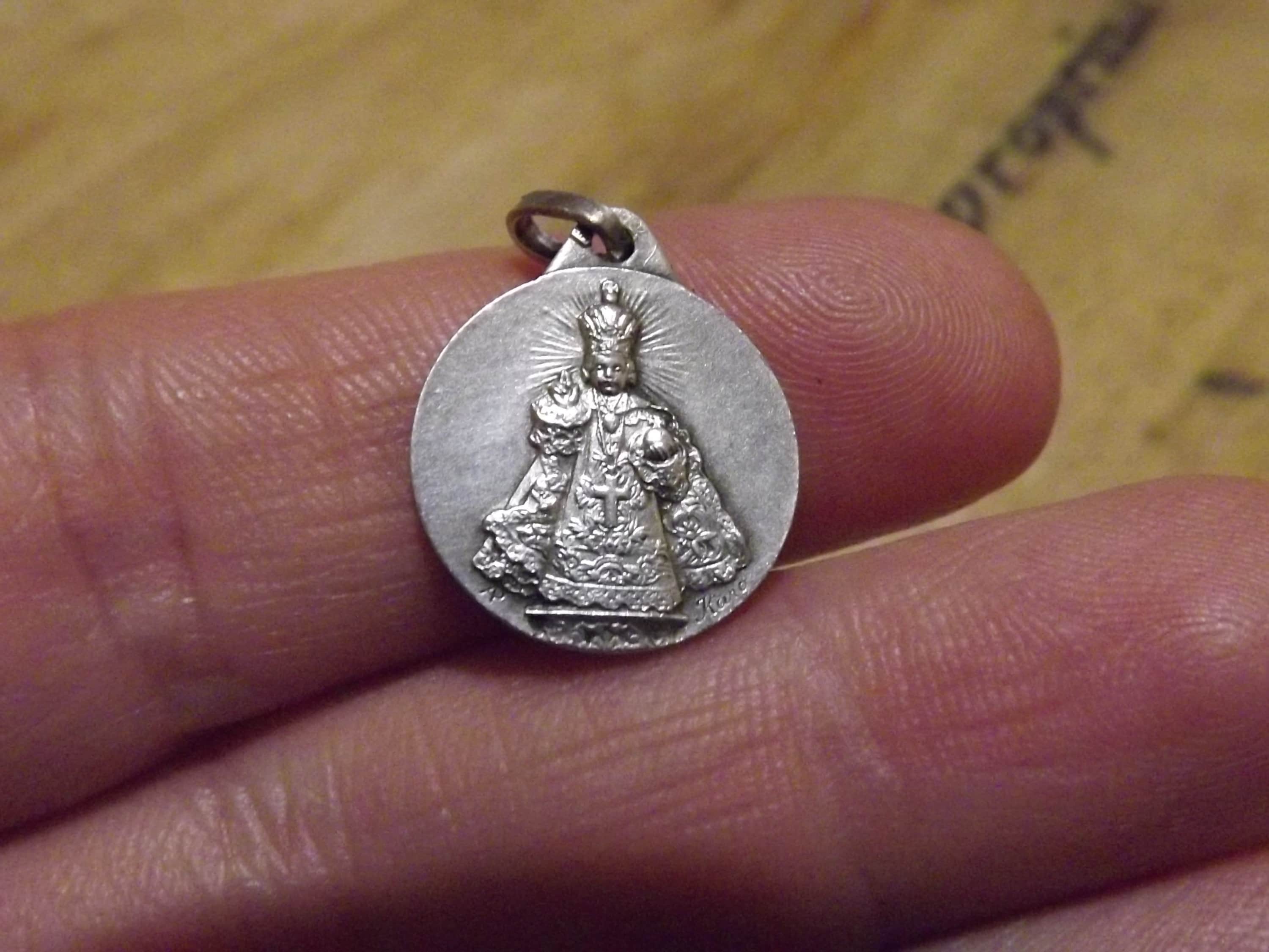 Vintage Christian Jesus Medal Signé Karo - Médaille d'argent Saint Enfant Jésus de Prague avec Couro