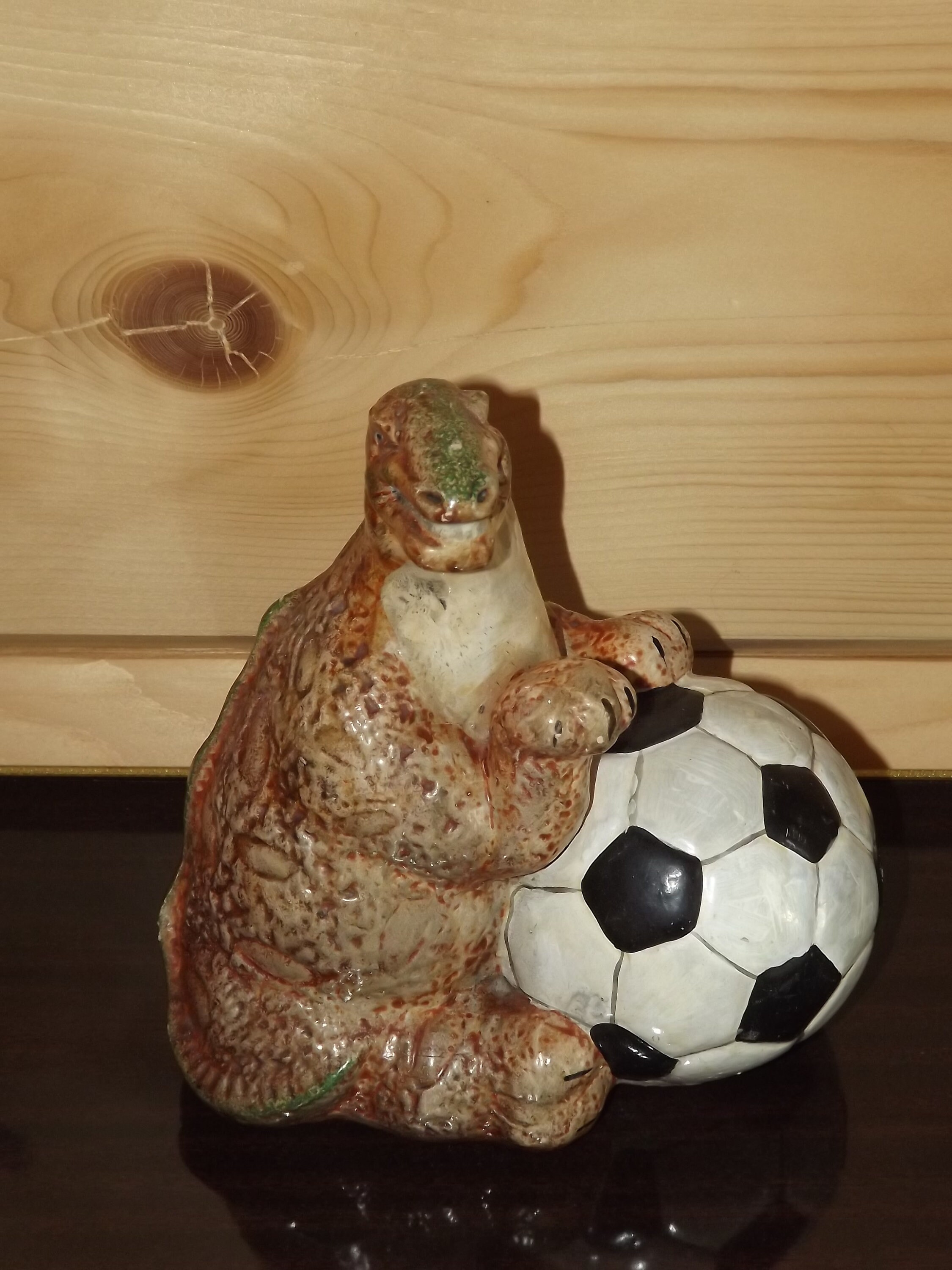 Dinosaure Unique avec Soccer Ball Money Bank - Tirelire en Céramique de Football et Dinosaure