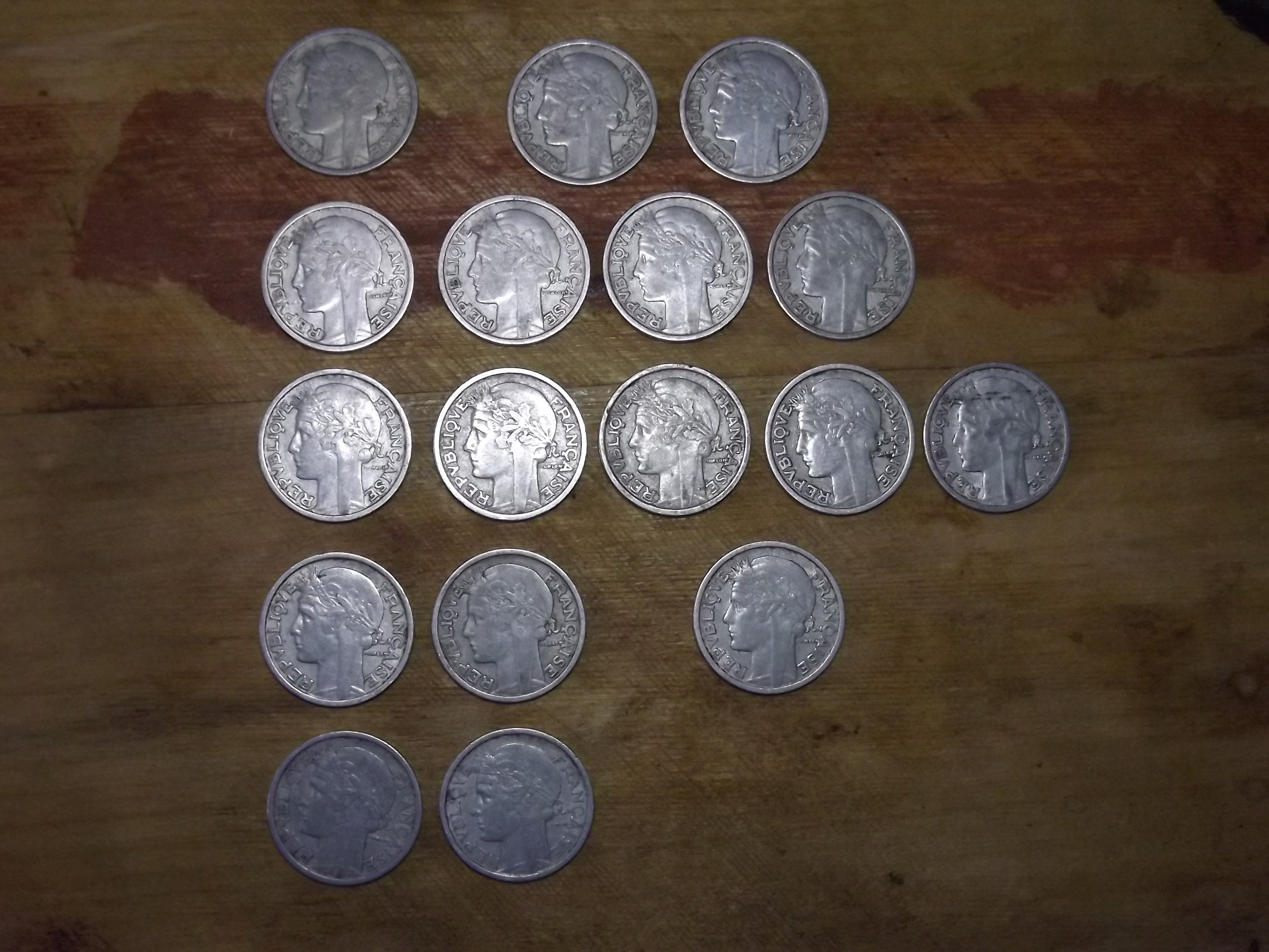 1946 年から 1959 年までの 2 フランのフランス コイン 17 枚セット