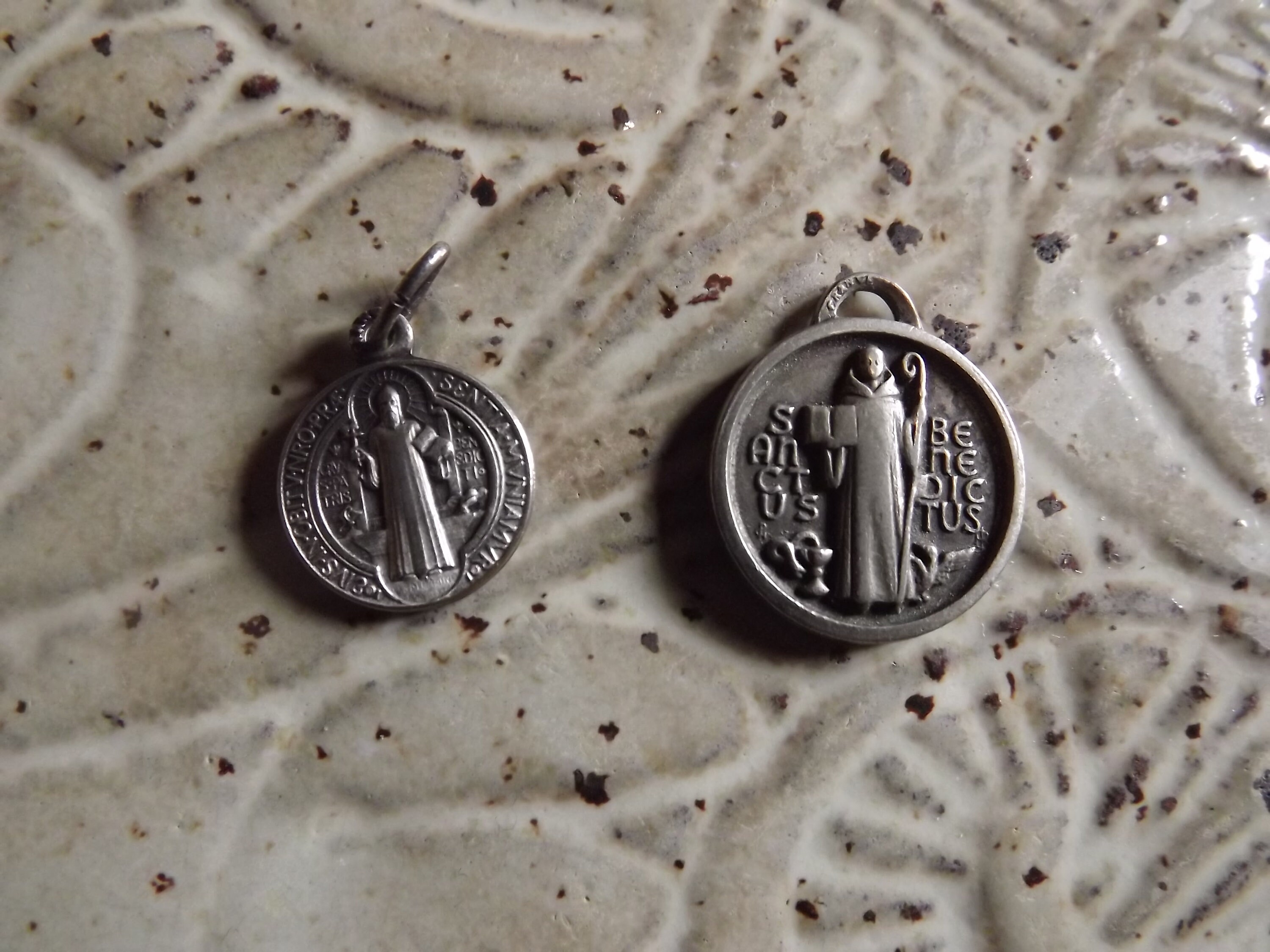 2 Médailles Français Saint Benoît - Benedictus Sanctus Pendentif Christian Metal Medals Pax Cross de