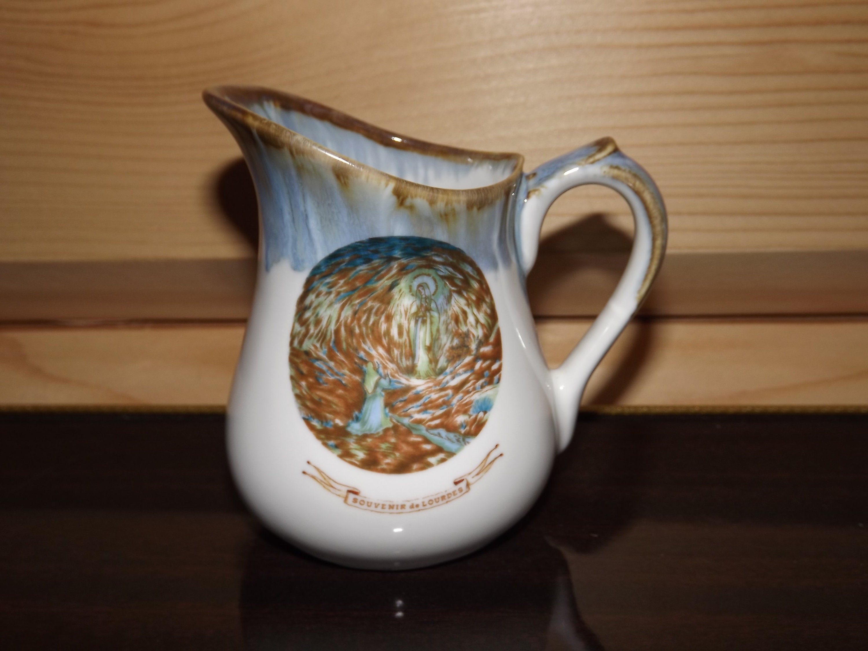 Français Vintage Lourdes Milk Jug - Ceramic Creamer Pitcher Français avec Apparition Scene Souvenir 