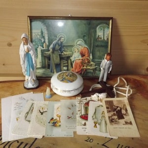 Vintage Franse christelijke set - Lourdes Porselein - Heilige Communie Houten Kruis - Virgin Mary Standbeeld - Christelijke Kaarten - Christelijk Frame