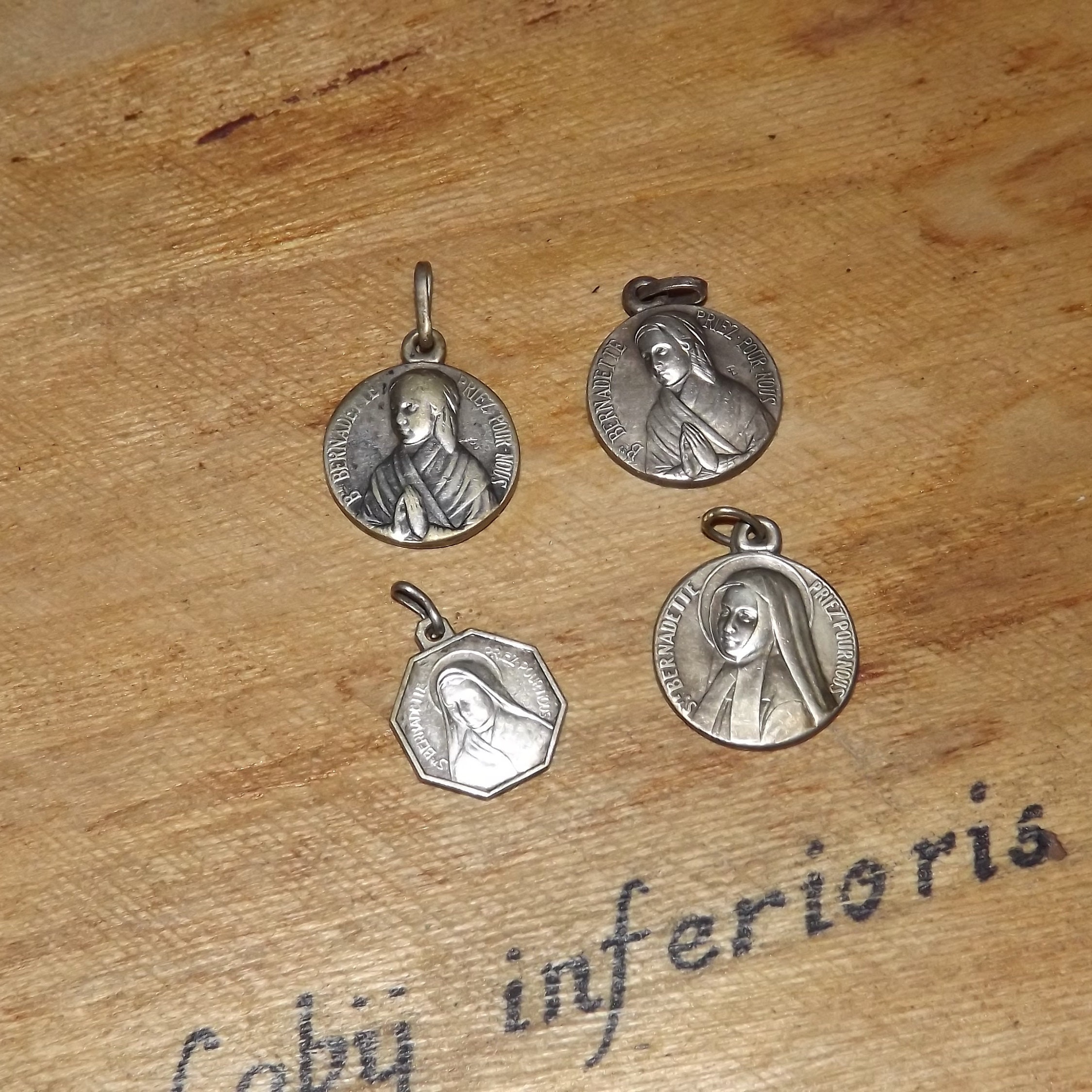 Ensemble de 4 Médailles St Bernadette Millésimées - Lourdes Pendentifs Français Sainte Christian Sou