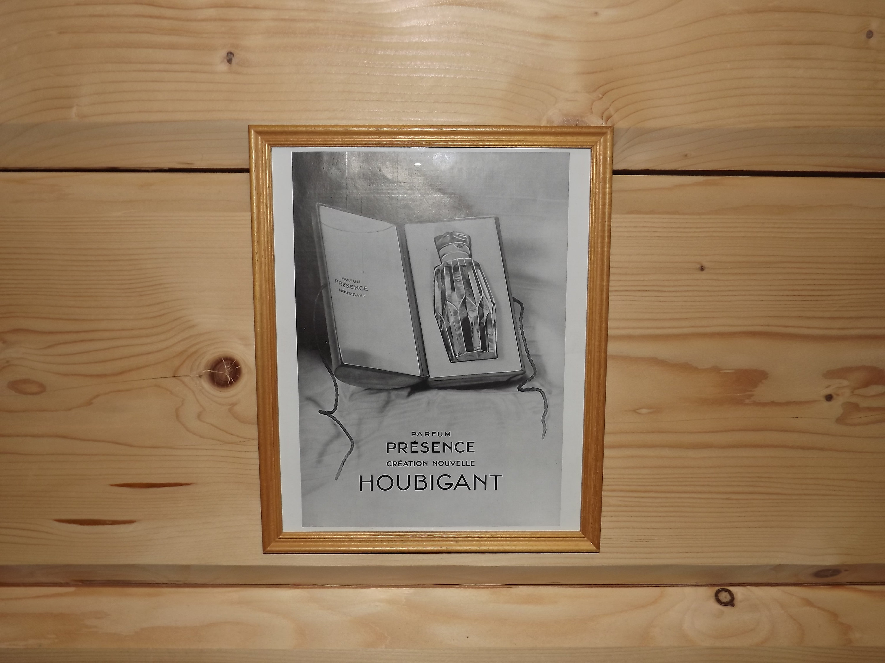 Français Original Vintage Newspaper Perfume Ad Cut Framed - Houbigant Parfum Presence Publicité de 1