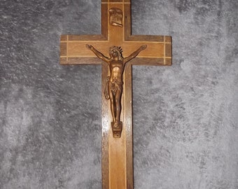 Vintage Frans kruisbeeld - religieus houten en metalen kruis - Jezus Christus - muurkruis art deco stijl - christelijk katholiek kruisbeeld