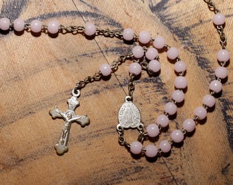 Rosario cristiano francés antiguo - Rosario de devoción católica con cuentas de color rosa pálido - Crucifijo y medalla central de la Virgen María - Rosario con medalla milagrosa
