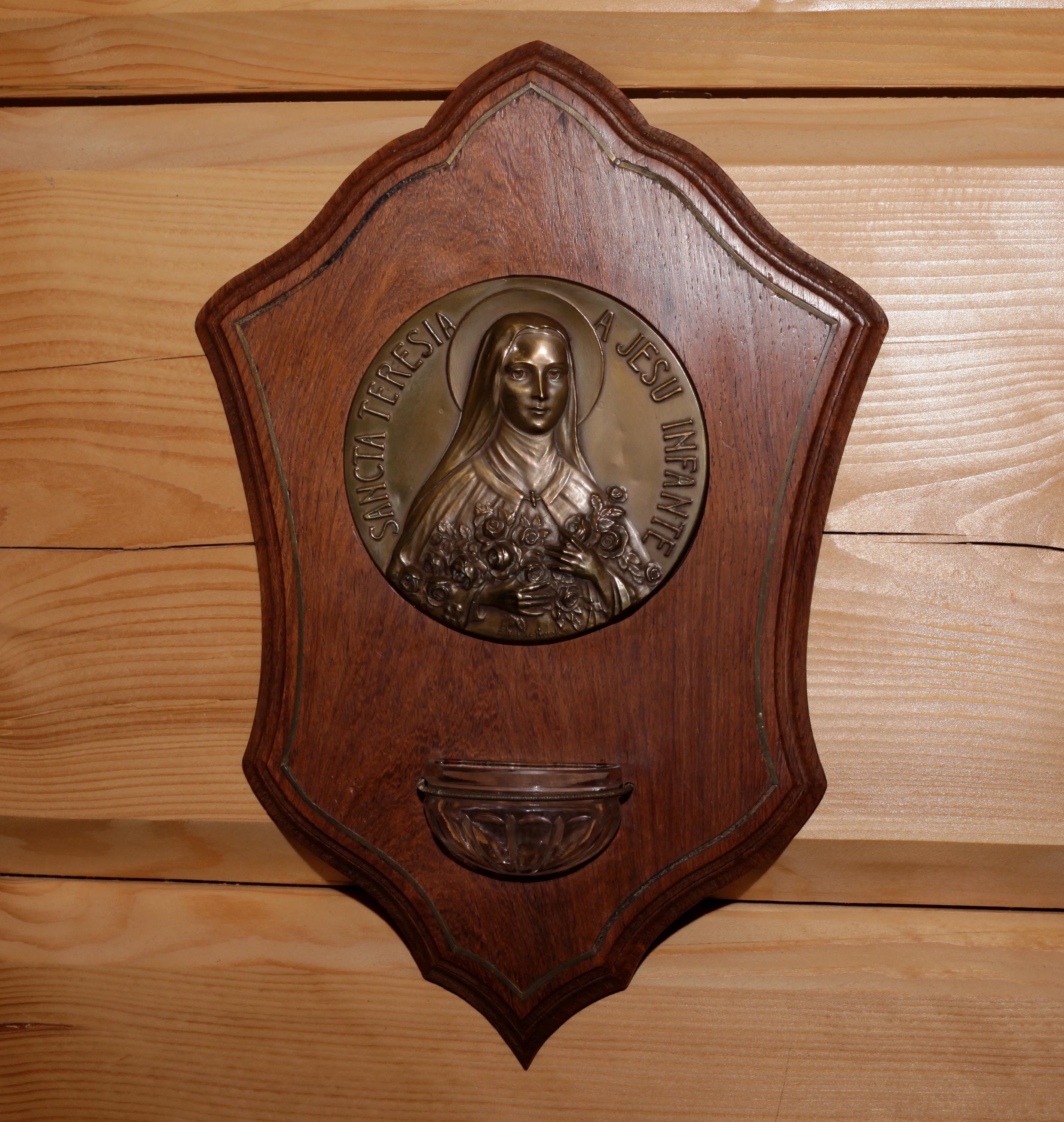 Pila de agua bendita francesa antigua de gran tamaño, Santa Teresita de Lisieux, firmada por P. de Brick - Placa de madera grande, pila de agua bendita cristiana, Sancta Teresia