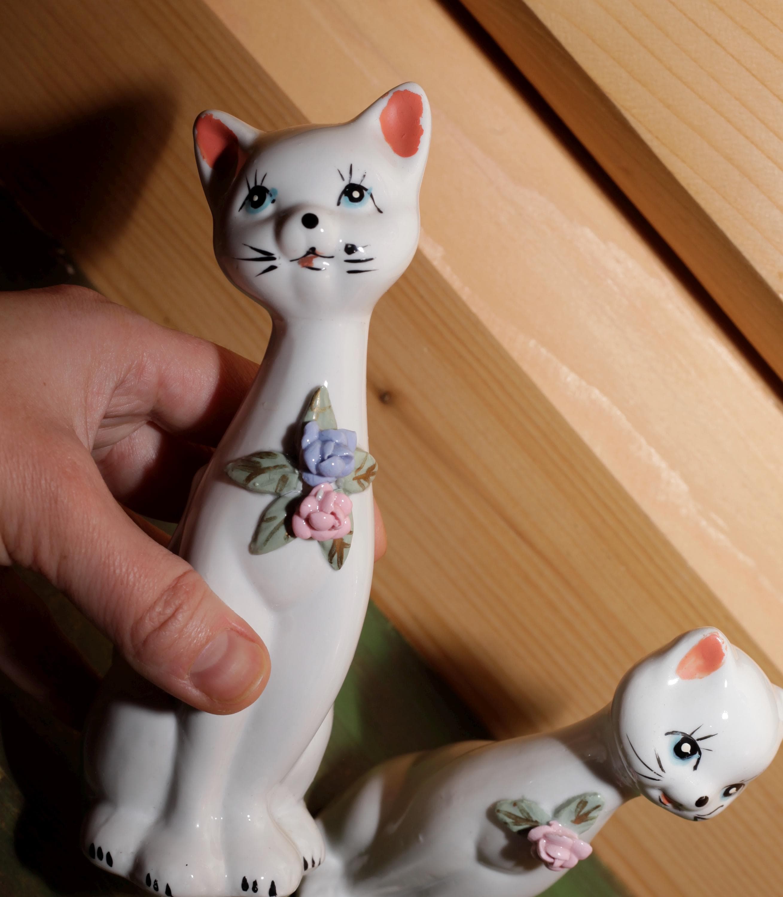 ヴィンテージ 猫の置物 2 体セット - 陶器の猫の像 - 白とピンクの花の