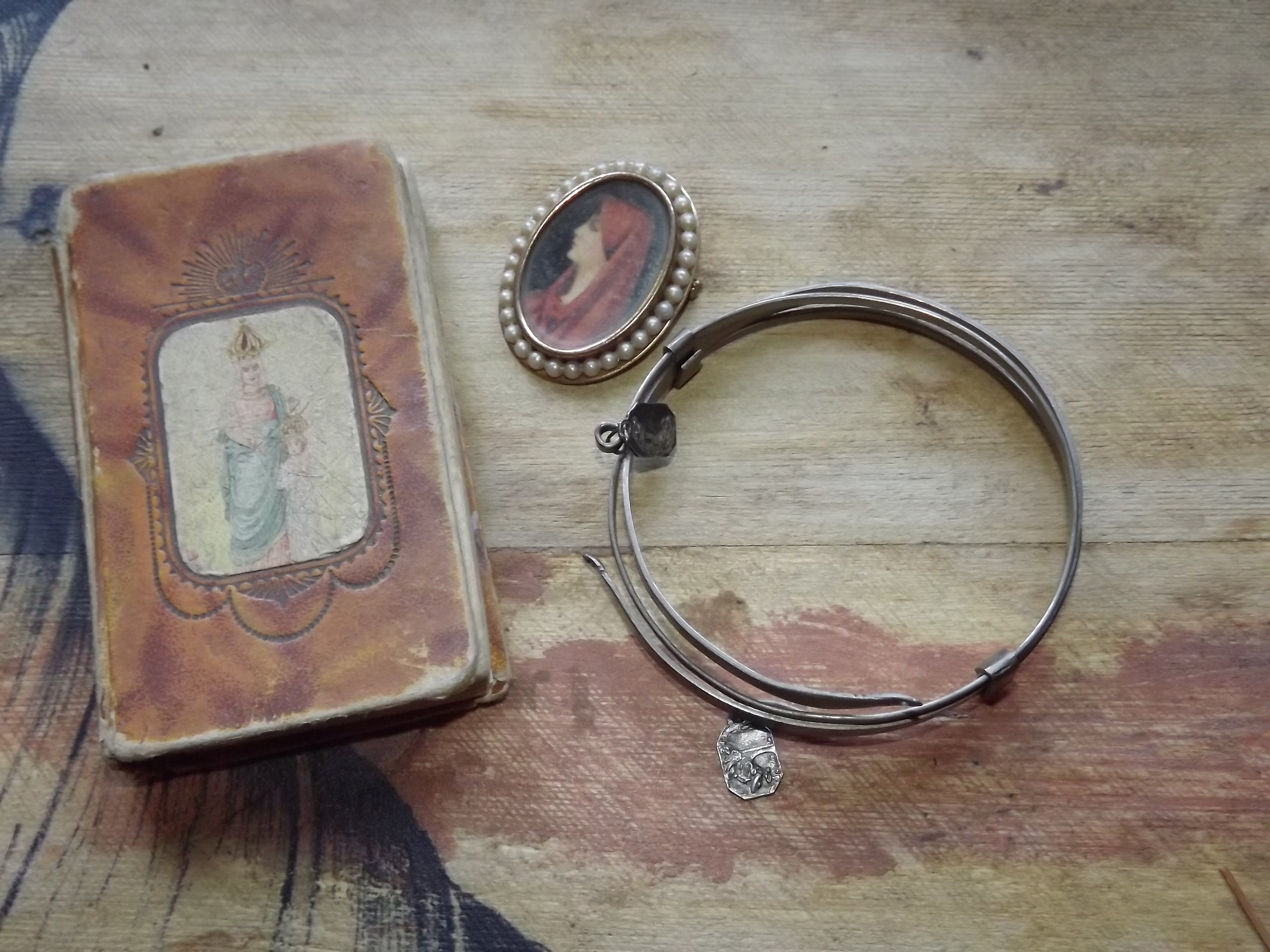 ensemble de 3 objets chrétiens - broche vierge ary bracelet métallique sainte thérèse st christophe médailles pocket missal paroissien 1928