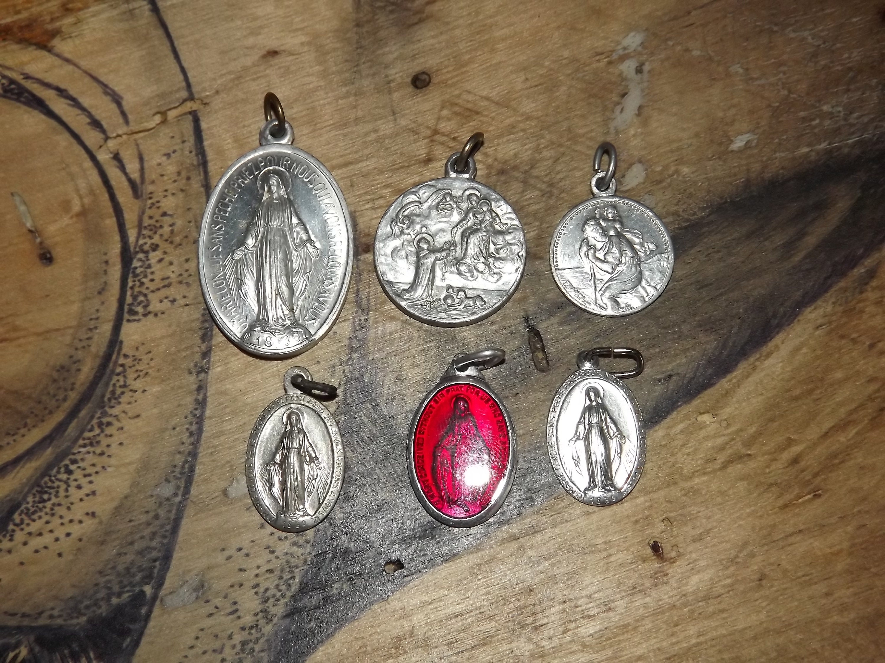 Français Ensemble Vintage de 6 Médailles de L'aluminium Christian Saint - Miraculeuses Emaill Rouge 