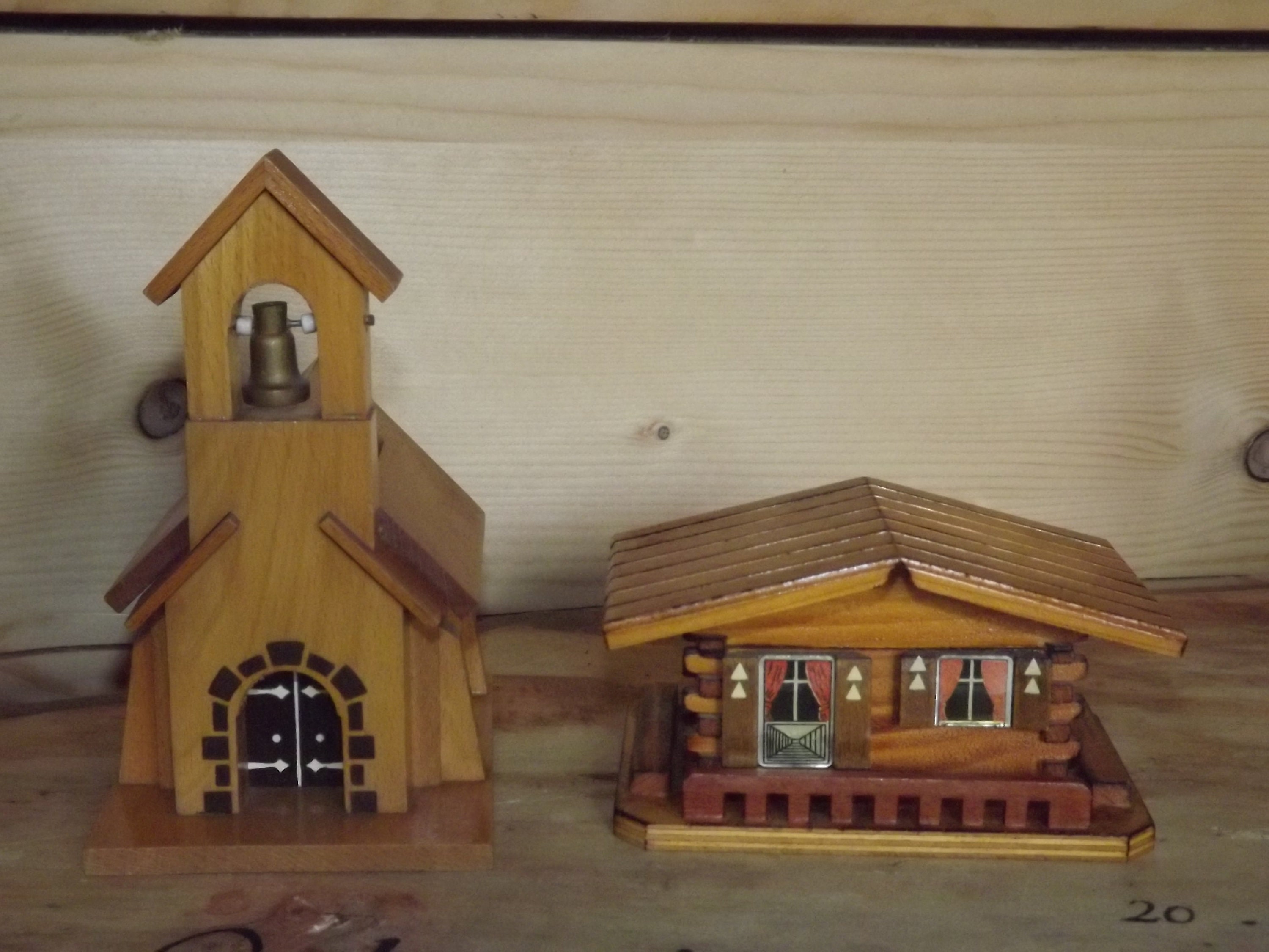 Ensemble Vintage de Banque d'argent d'église en Bois et d'une Boîte Chalet - Forme Tirelire Chuch Fr