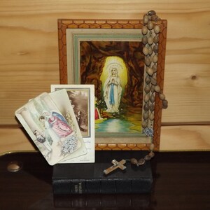 Vintage Christian Set - Lourdes Holzrahmen - Französisch Missel Vespéral 1952 - Holz Jerusalem Rosenkranz Terra Santa - 1950er Jahre Kommunionkarten