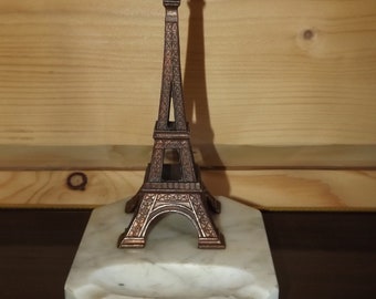 Antique Français Souvenir de Paris - Presse-papiers Cendrier Tour Eiffel Paris sur socle en marbre - Statue de la Tour Eiffel en métal sur marbre