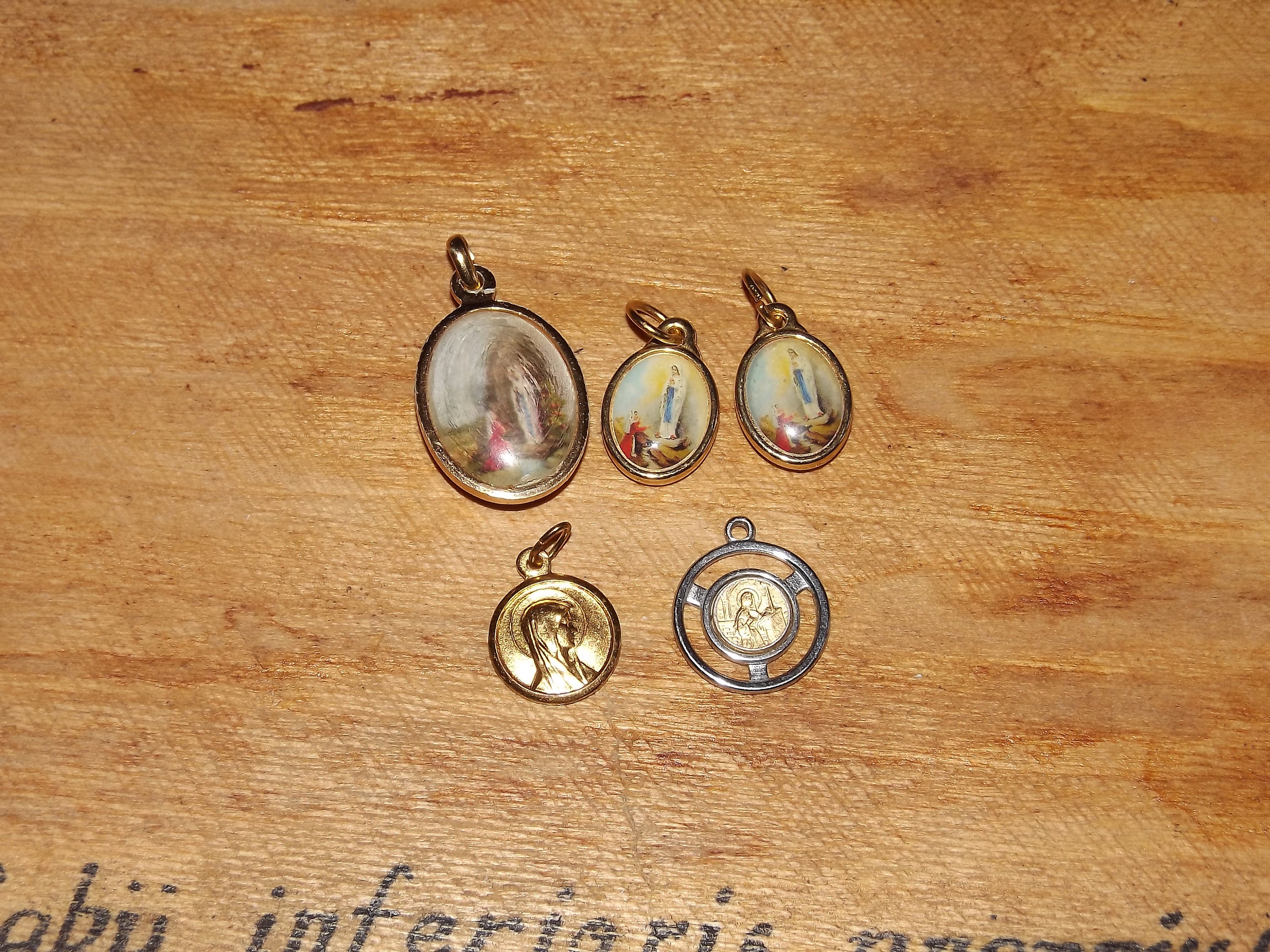 Français Vintage Christian Set de 5 Pendentifs - Lourdes Sainte Rita Notre-Dame Médailles La Vierge 