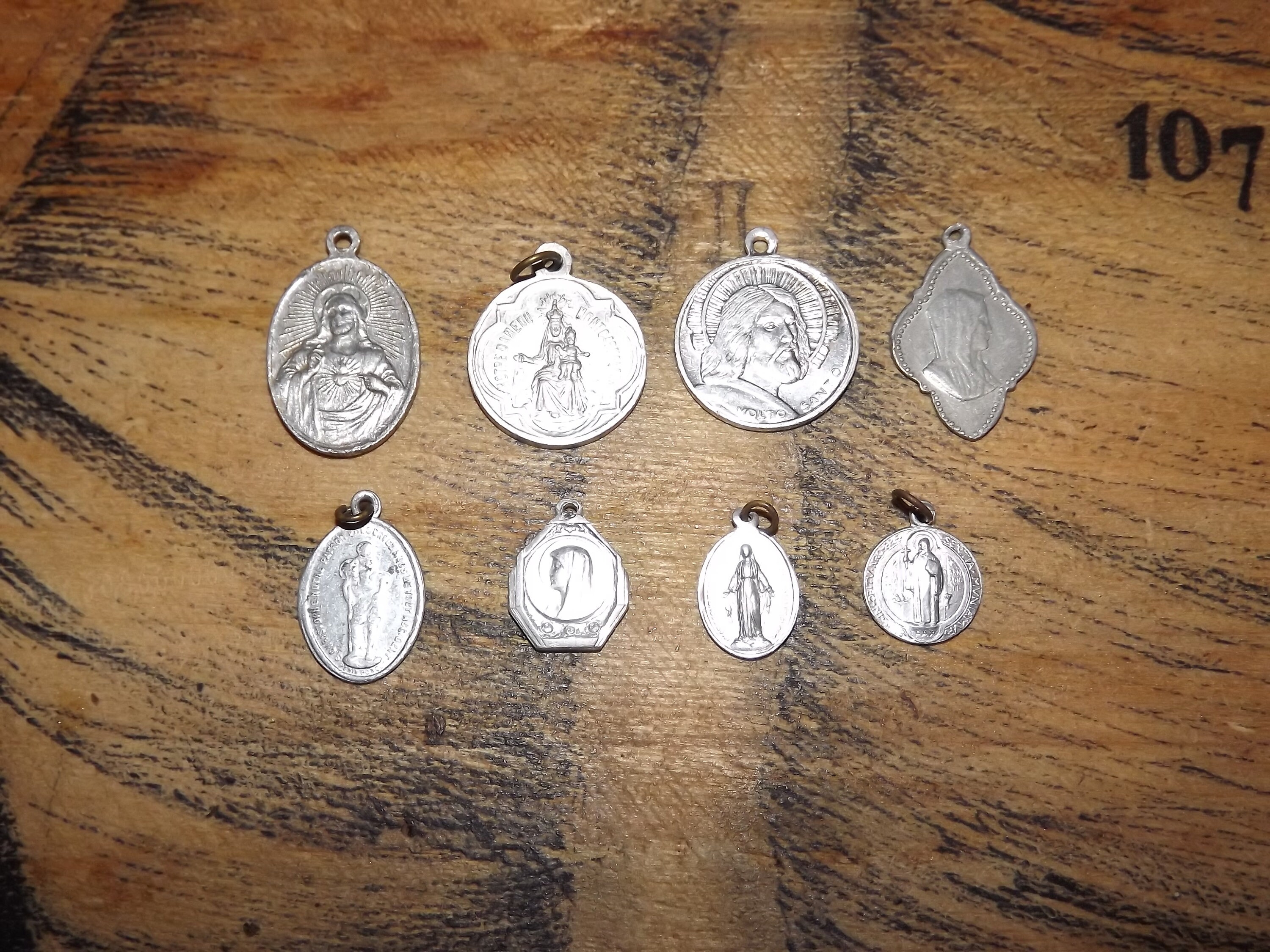 Ensemble de 8 Médailles Chrétiennes - en Aluminium Vintage Jésus-Christ Mont Carmel Volto Santo Lour