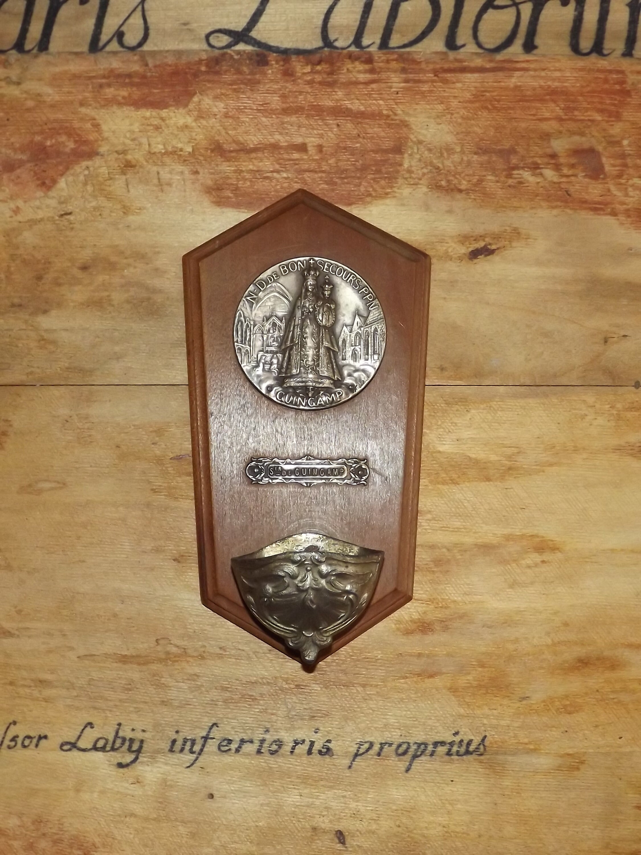 Vintage Français'eau Bénit Sainte Font Notre Dame de Bon Secours - Souvenir Bénitier en Bois et Méta