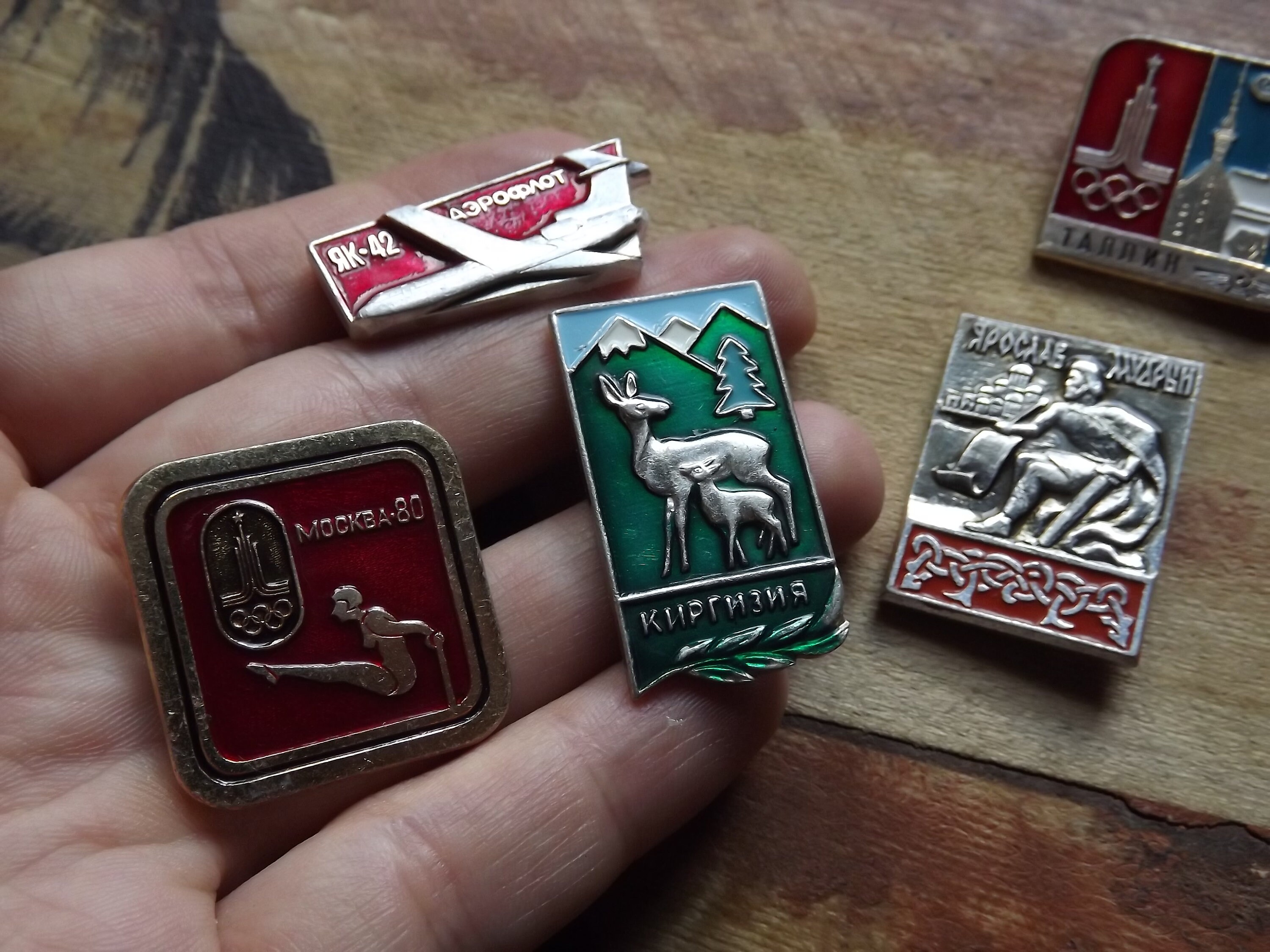 Lot De 19 Badges Et Pins Collectors Des Jeux Olympiques De Moscou 1980, URSS, état D'occasion