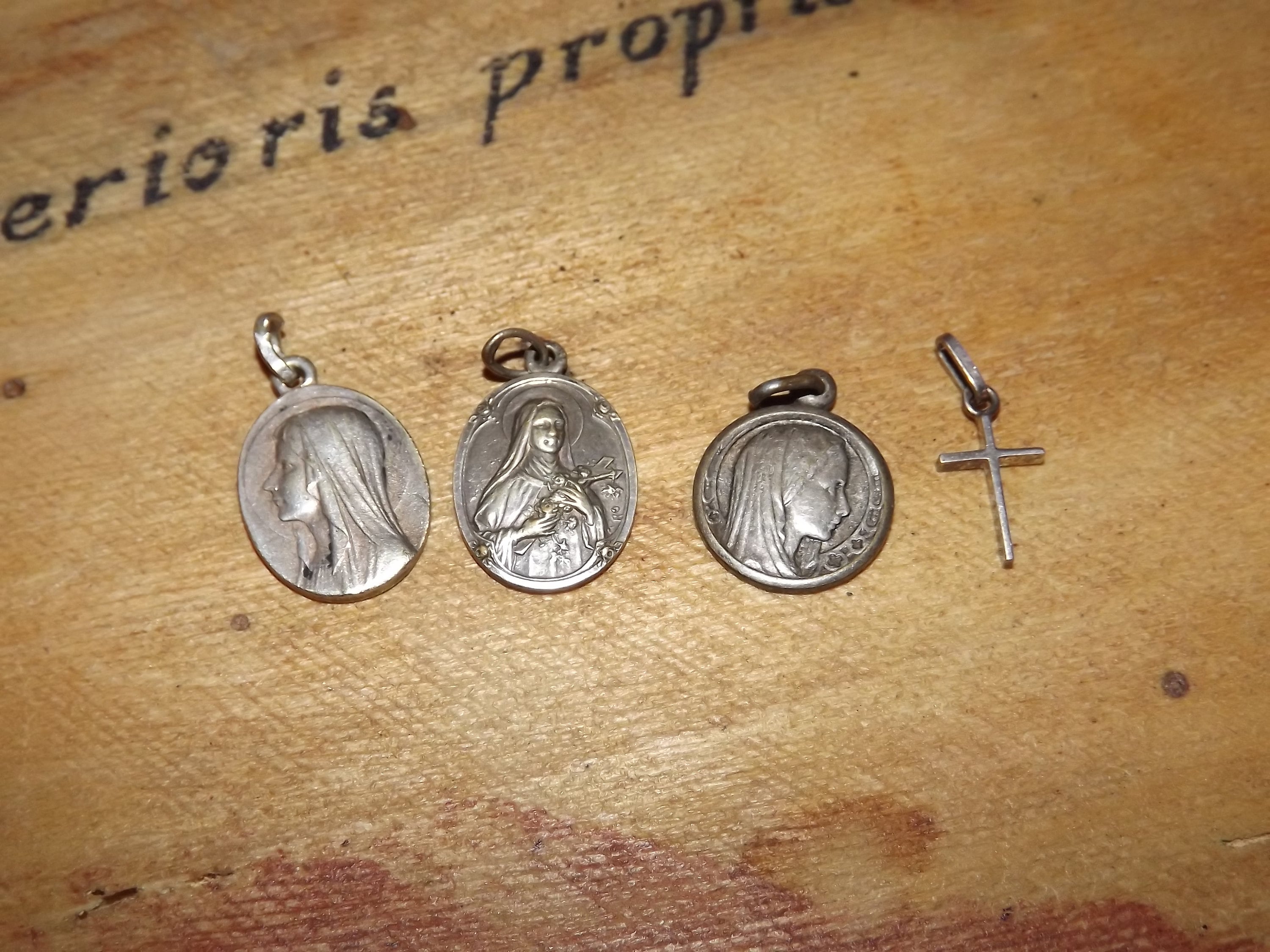 Ensemble de Français Médailles Chrétiennes et Pendentifs Croix - Médaille Lourdes Croix d'argent Pen