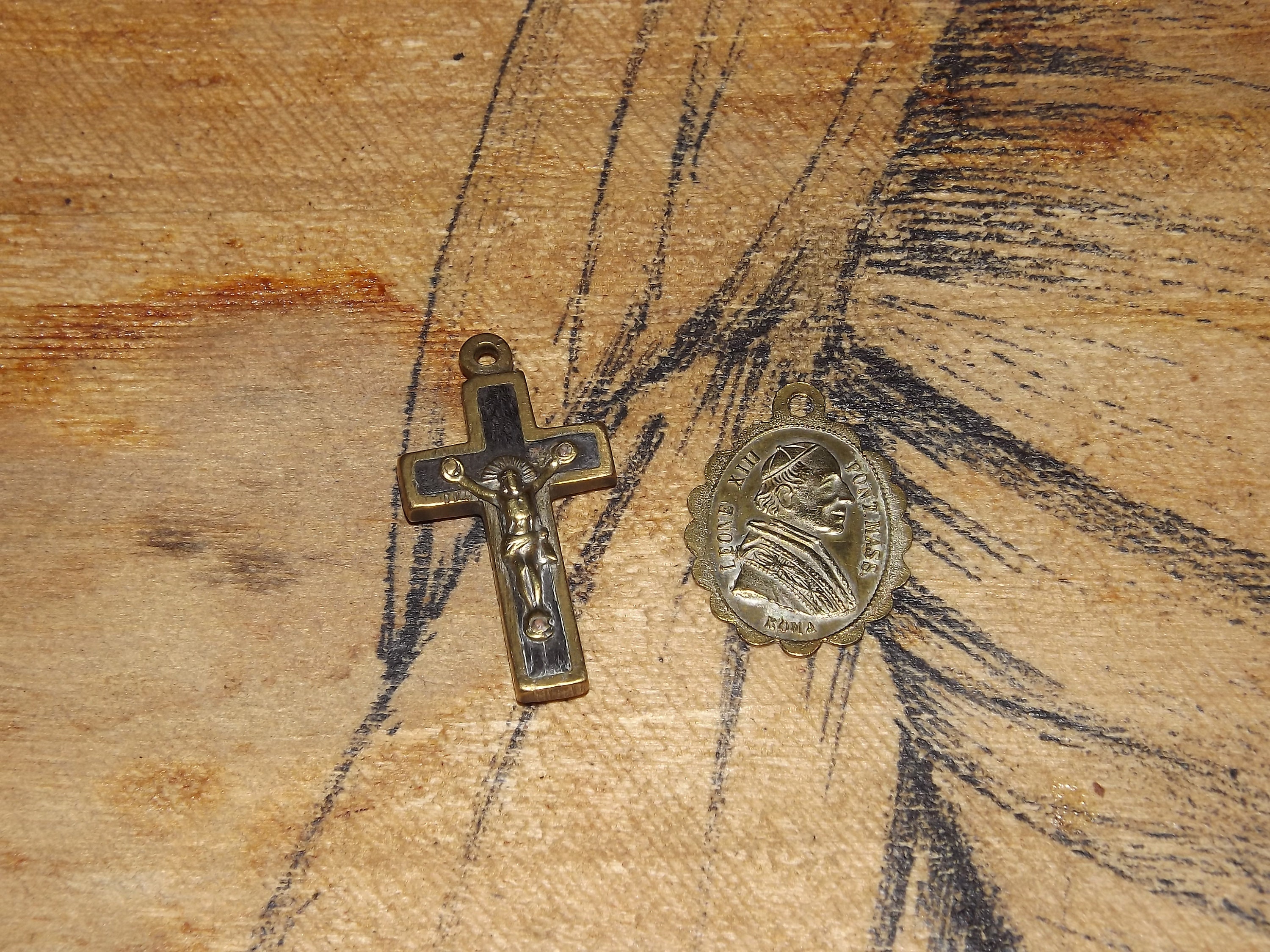 Ensemble Antique de Croix Chrétienne et Médaille Leone Xiii - Pendentif en Laiton Bois Brass Pope Me