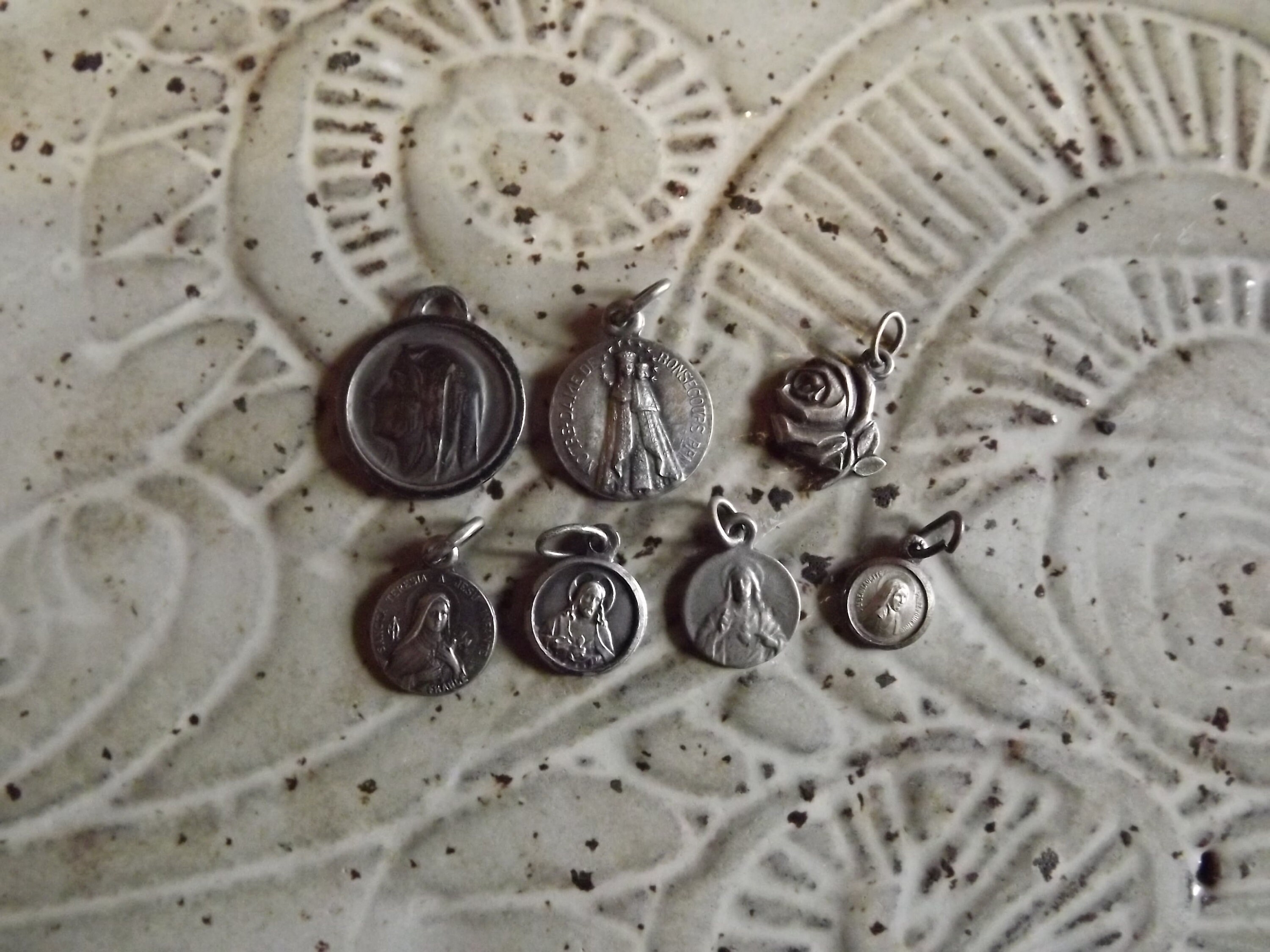 Ensemble Vintage de 7 Français Médailles Chrétiennes - Lourdes Nd Bonsecours Saint-Christophe Sacré