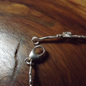 Peut inclure: Bracelet en argent avec une cha&icirc;ne d&eacute;licate et une fermeture &agrave; fermoir.