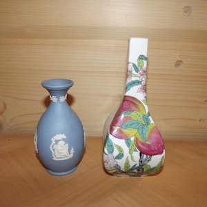 Conjunto Vintage de 2 Vases Franceses e Ingleses - Wedgwood y Porcelana de París - Flor individual Flor Flor Flor - Flor azul Wedgwood jarrón - Flor de melocotón
