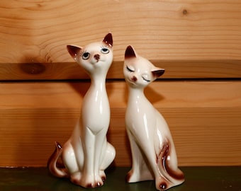 陶器製猫の置物 2体セット ヴィンテージ 猫の置物 2 体セット - 陶器の猫の像 - 白とピンクの花の