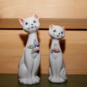 ヴィンテージ 猫の置物 2 体セット - 陶器の猫の像 - 白とピンクの花の