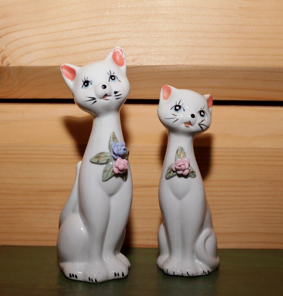 ヴィンテージ 猫の置物 2 体セット - 陶器の猫の像 - 白とピンクの花の
