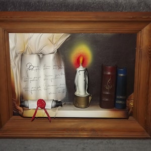 Pode incluir: Uma obra de arte 3D emoldurada que retrata uma vela acesa, dois livros e um pergaminho enrolado com um selo de cera vermelha. O pergaminho tem texto escrito à mão em alemão que diz "Brief an meine Tochter. Bitte verzeihen Sie mir für die vielen Fehler!  Ich liebe dich von ganzem Herzen.  Dein Vater."