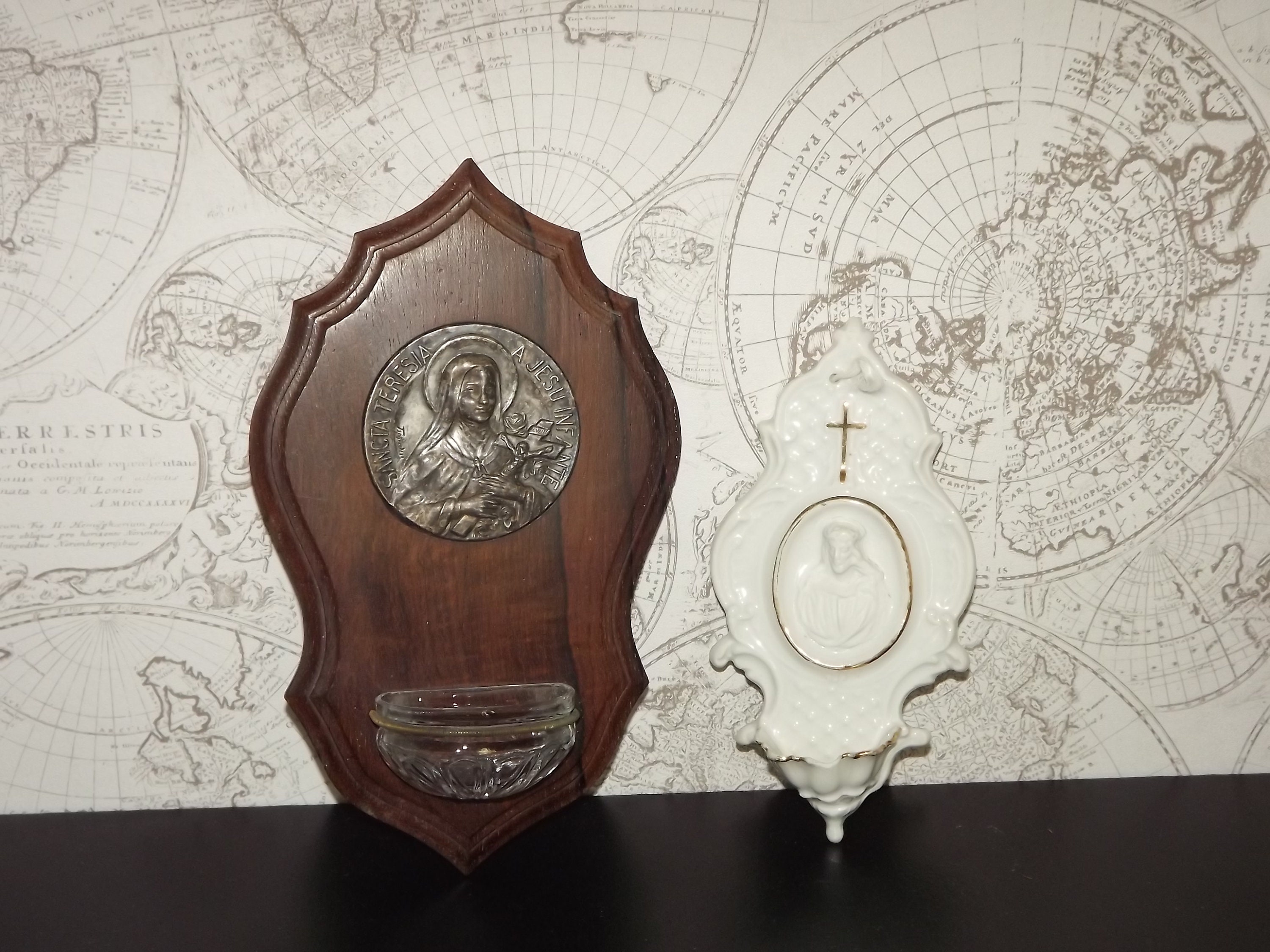 Bel Ensemble de 2 Français Police d'eau Bénite - Sainte Thérèse Lisieux Signée Tschudin Porcelaine e