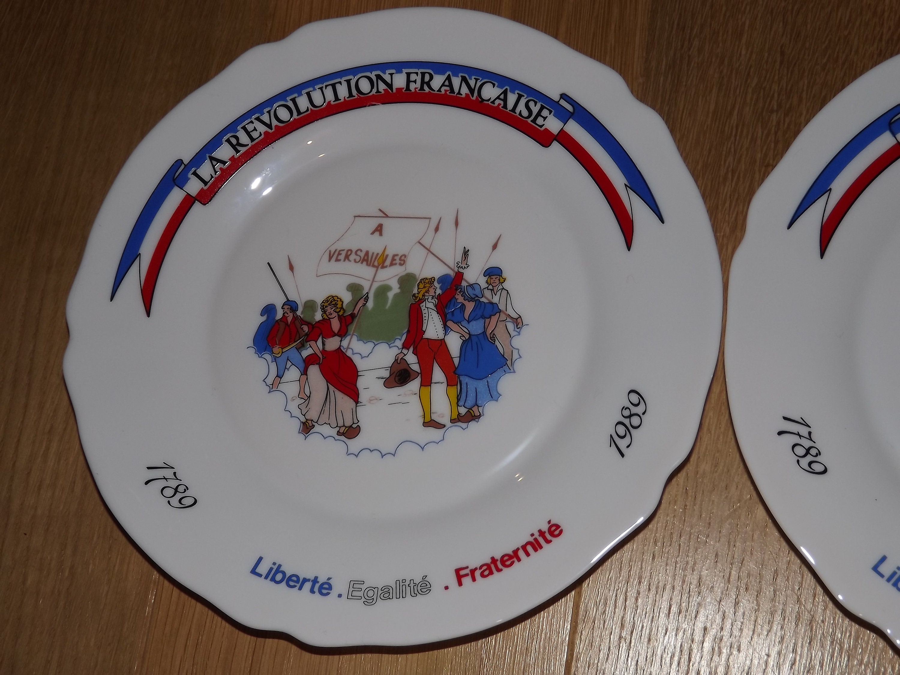Lot De 6 Assiettes Arcopal – La Révolution Française – Motif Scène Révolution – Fabriqué En France