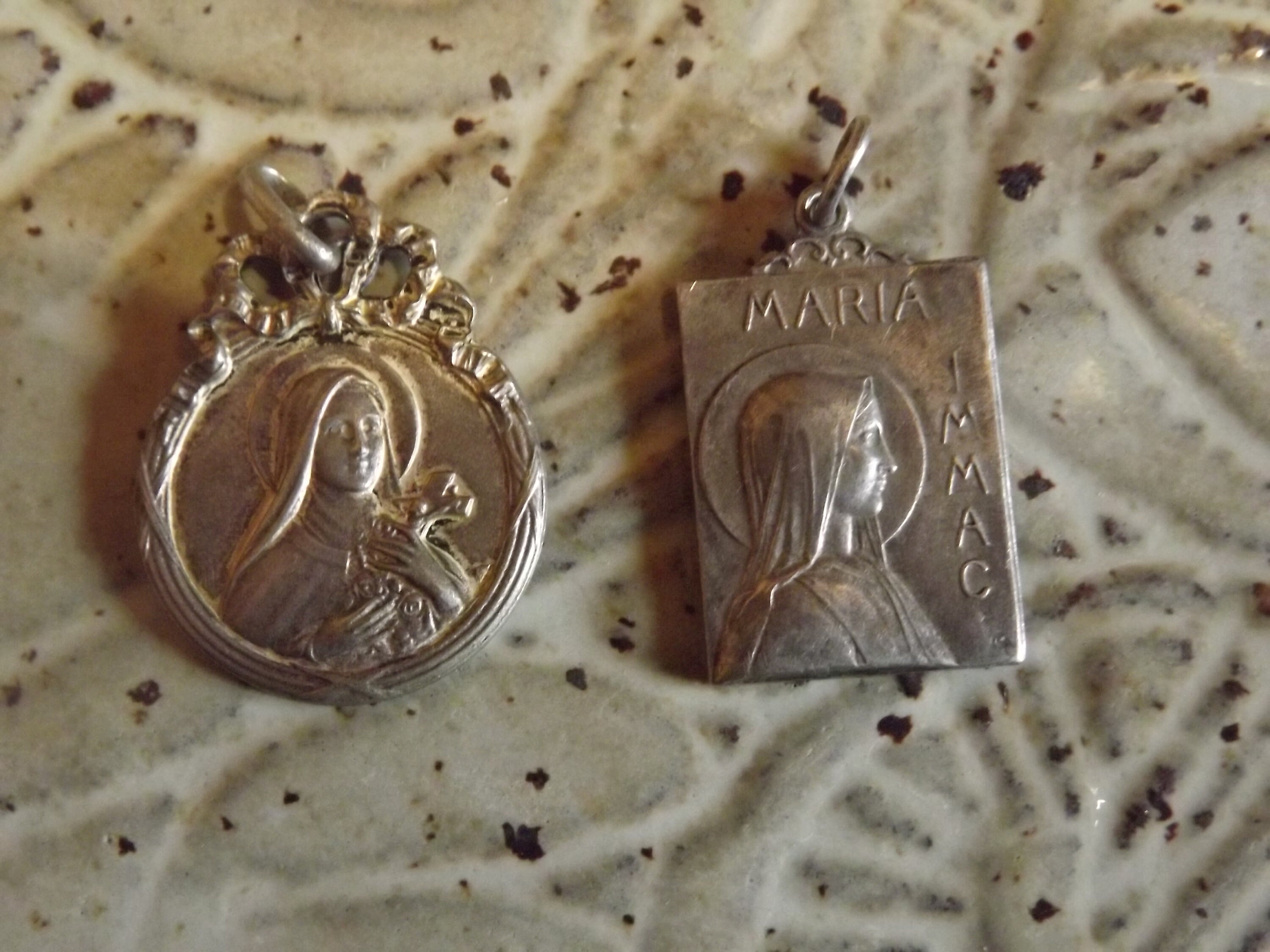 Vintage Français Ensemble de 2 Médailles Sainte Thérèse Lisieux et Notre-Dame Lourdes - Ruban Bow Fr