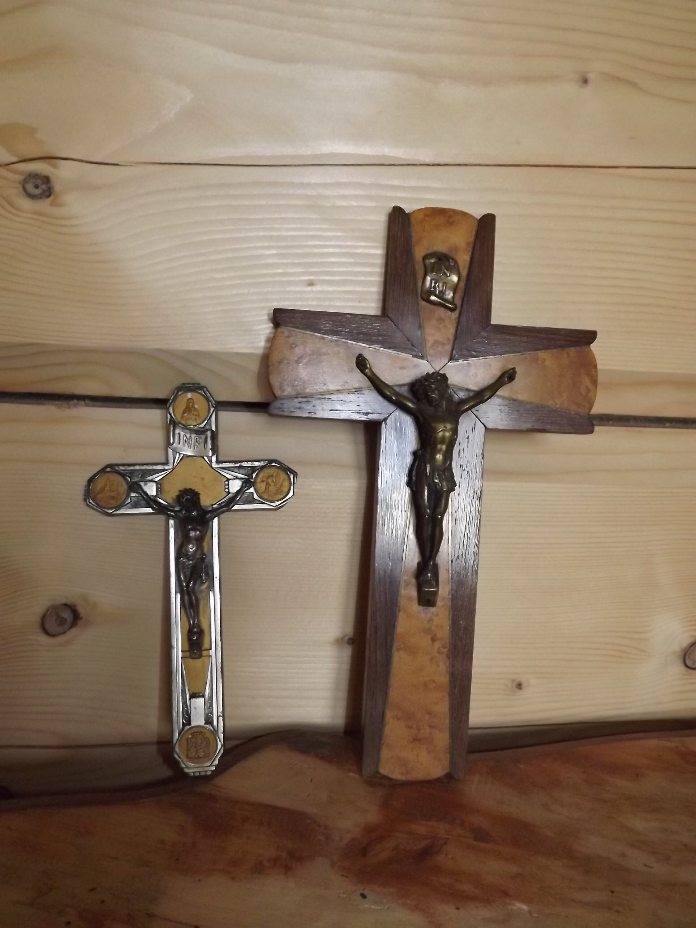 Ensemble de 2 Français Crucifix - en Métal Art Déco Lourdes Laiton Bois Croix Du Mur Chrétien