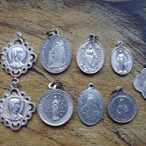 Set 9 Antique Christian Medals - Aluminium Catholic medals St Anne d'Auray ND du Scapulaire St Jude St Ange St Antoine Miraculous Medal  CE