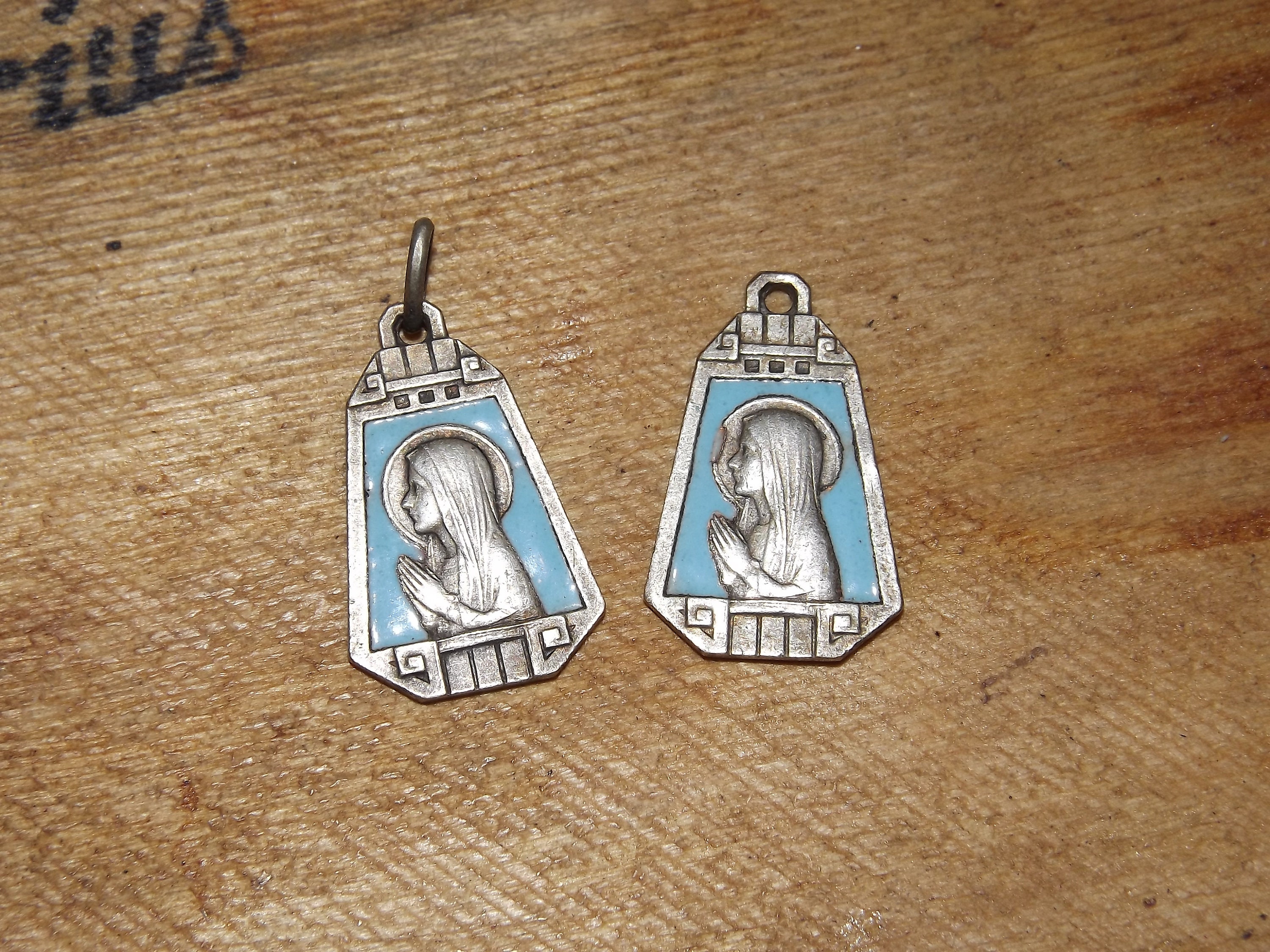 Ensemble de 2 Médailles Vintage Art Déco Lourdes - Bleu Émail Argenté Métal Notre-Dame Pendentifs Sœ