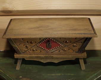 Inusual caja del tesoro de estilo medieval francés vintage con cerradura - Caja de joyería de madera en el soporte - Caja de recuerdos de Auvergne Saint-Flour