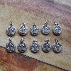 Set van 10 Sint Benedictus Medailles - St Benedictus Hangers - PAX Kruis - Benedictus van Nursia - Orde van Sint Benedictus Medaille
