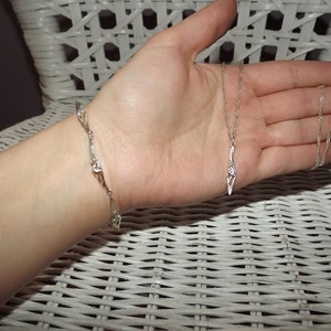 Bonito conjunto de joyas de plata de estilo élfico - Juego de pulsera y collar - Colgante y pulsera floral de piedra preciosa blanca - Cadena de plata Elvish