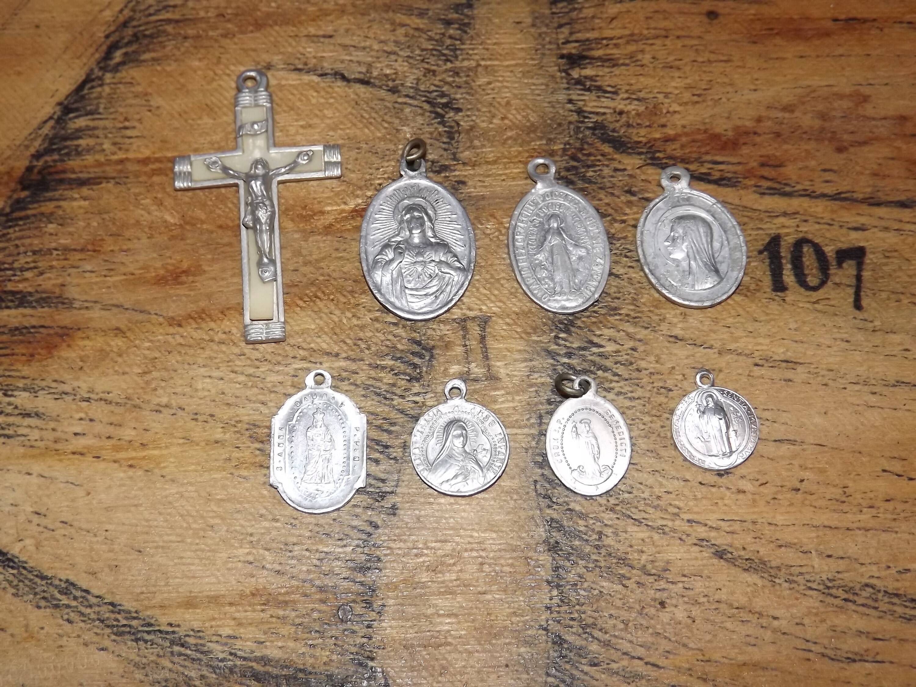 Ensemble de 8 Médailles et Croix Chrétiennes - Croix en Aluminium Médaille La Vierge Marie Médailles