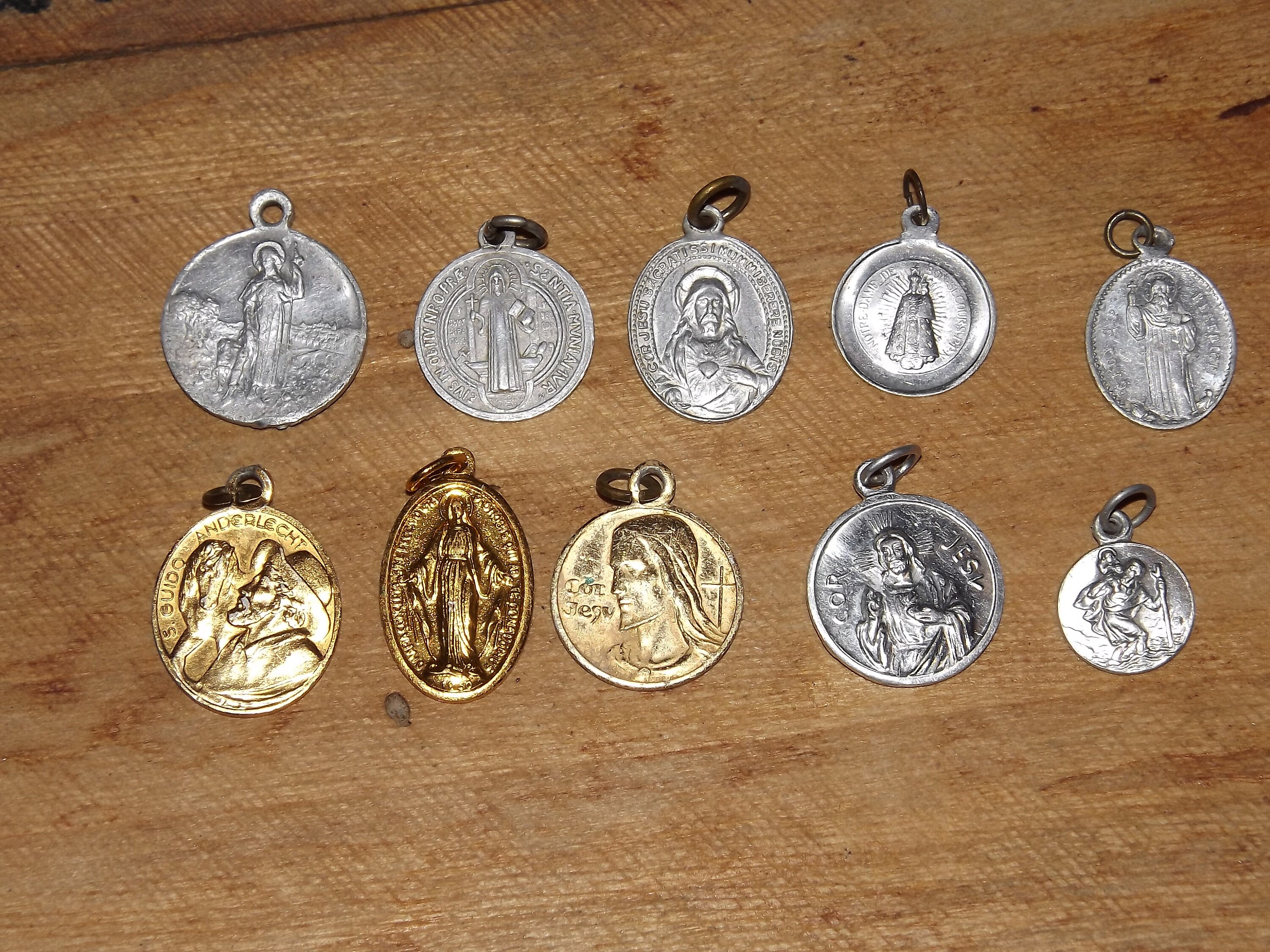 Ensemble de 10 Médailles Chrétiennes - Médaille Miraculeuse en Aluminium Couleur Argent et Or Jésus 