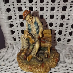Vintage Englische Schuh Mender Statue signiert NatureCraft Congleton England No. 805 - handgefertigte Stonecraft Statue Old Person on Bench