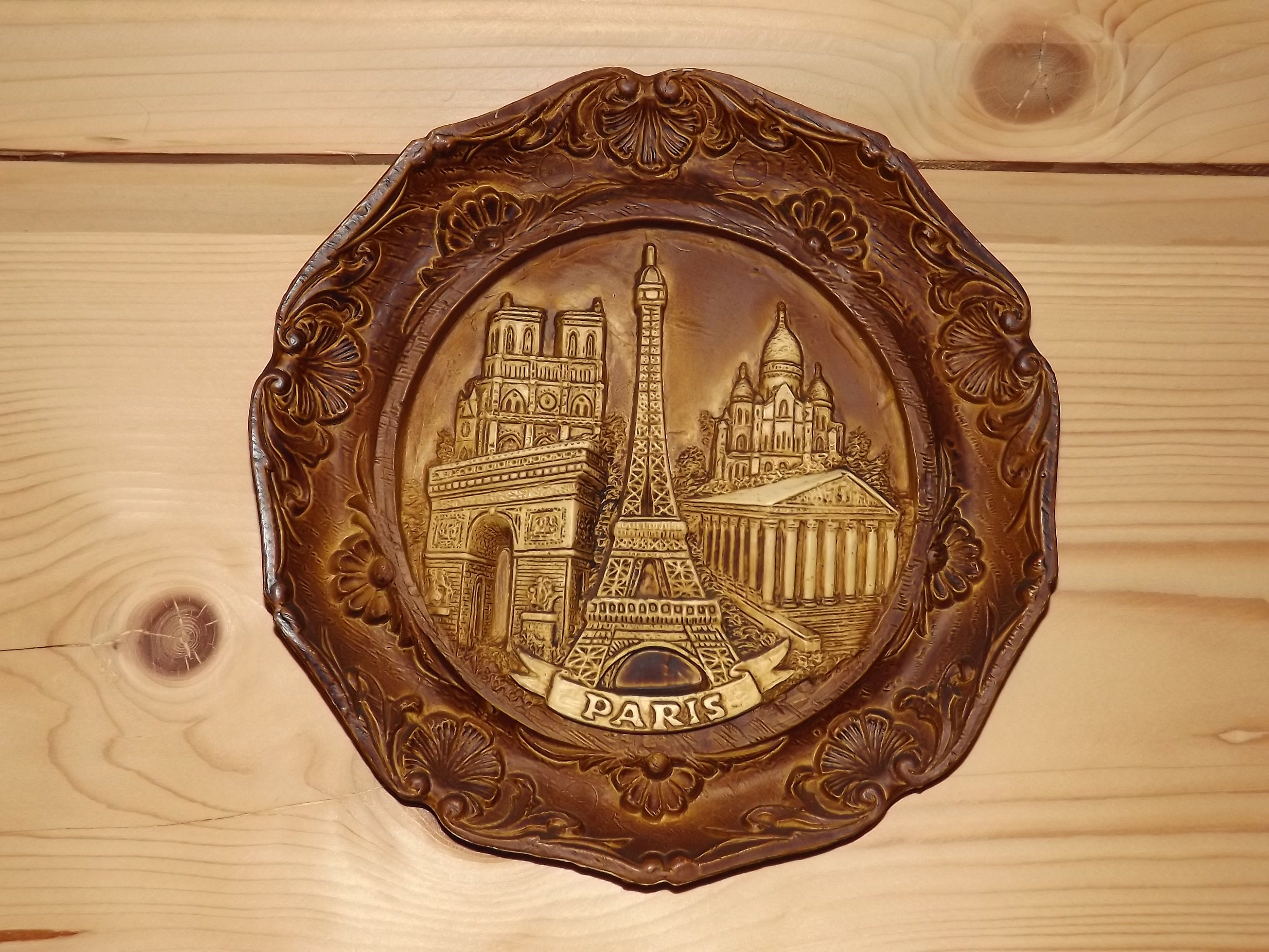 Vintage Français Souvenir Plate Paris - Monuments Resin Wall Decor Tour Eiffel Arc de Triomphe Notre