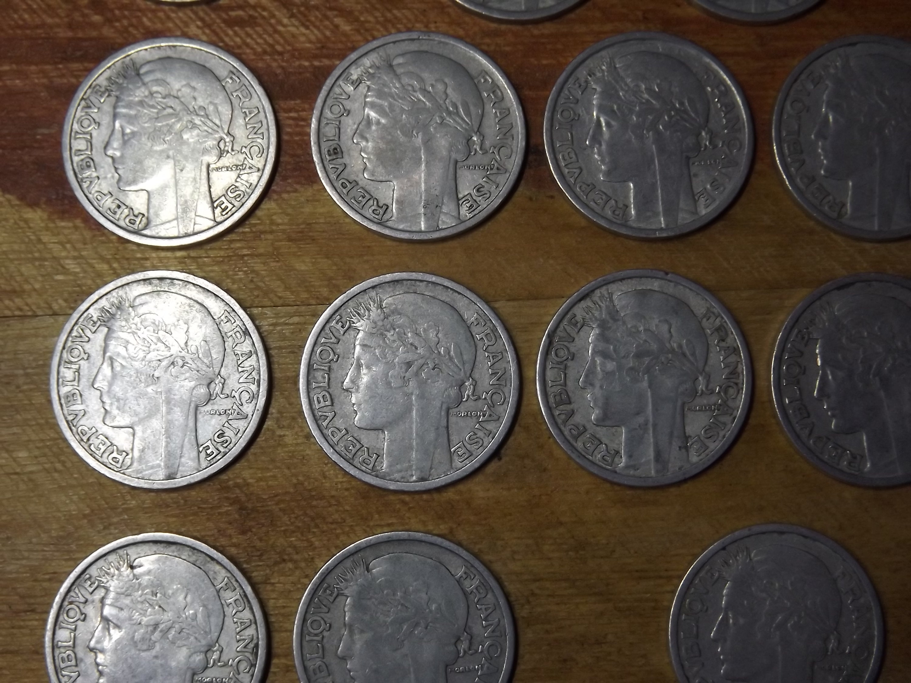 1946 年から 1959 年までの 2 フランのフランス コイン 17 枚セット