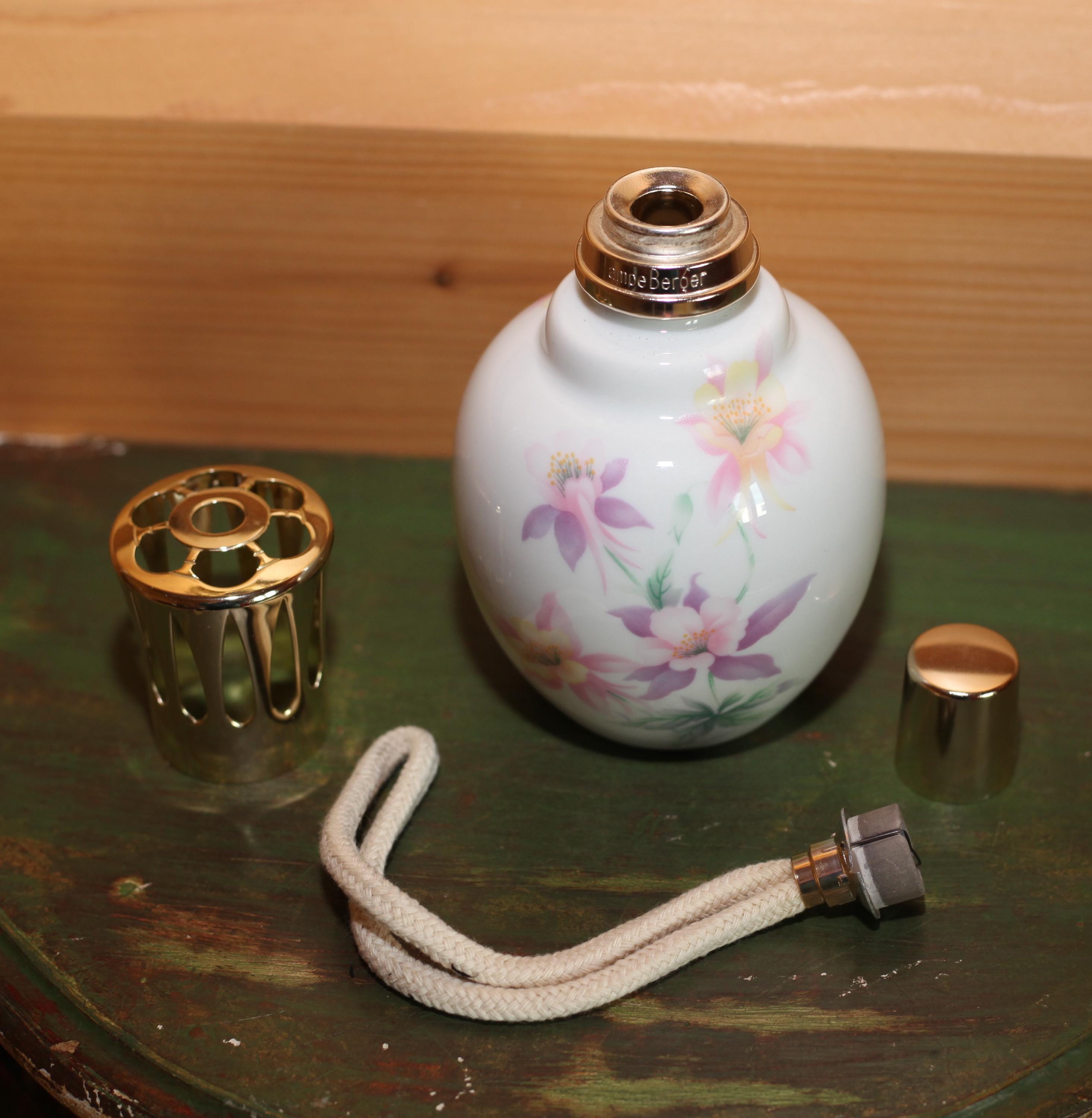 LAMPE BERGER PORCELAINE Limoges, Artoria, FRANCE, décor floral vert et