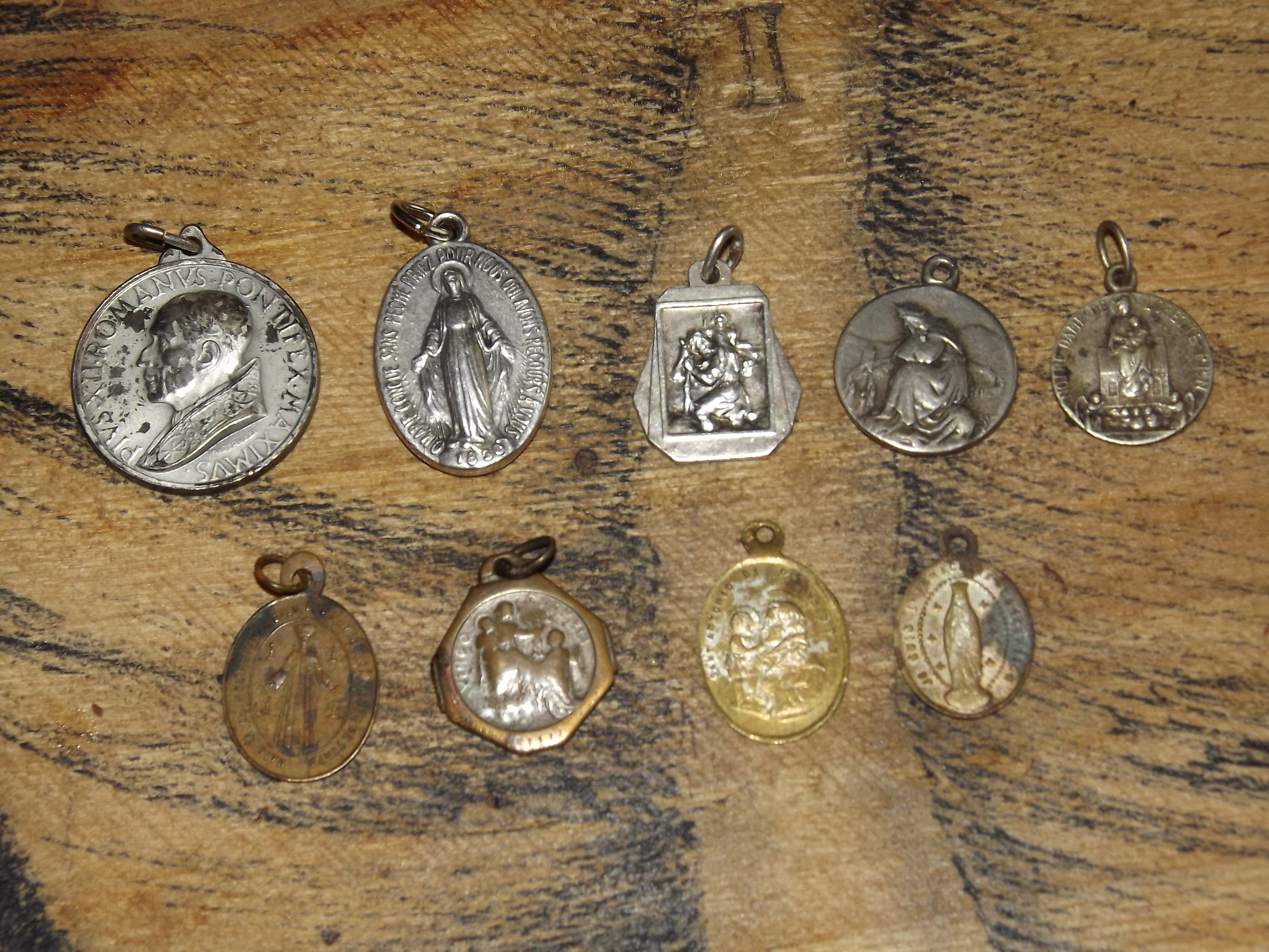Ensemble de 9 Médailles Chrétiennes - Médailles Catholiques en Laiton et Métal Argenté Pie Xii Saint